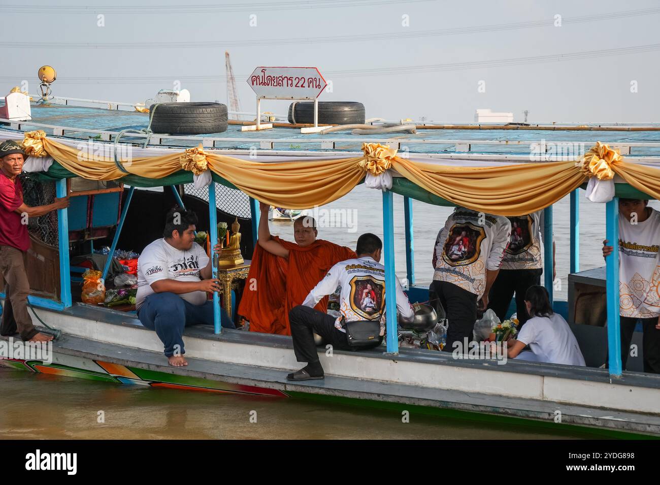 Thailand. Oktober 2024. Ein Mönch wird auf einem Boot gesehen, um Almosen zu sammeln, auf dem Chao Phraya Fluss im Wat Chin Wararam Worawihan Tempel in der Provinz Pathum Thani, Thailand. Die Tradition, hundert Mönchen in Pathum Thani, Thailand, Almosen zu geben, ist eine jahrhundertealte buddhistische Zeremonie, die entlang von Flüssen und Kanälen nach dem Ende der buddhistischen Fastenzeit stattfindet. Mönche versammeln sich in Booten, um Opfer von Einheimischen zu erhalten, die Essen zubereiten und an der Verdienste teilnehmen. Diese Veranstaltung feiert Gemeinschaft, Glauben und kulturelles Erbe. Quelle: SOPA Images Limited/Alamy Live News Stockfoto