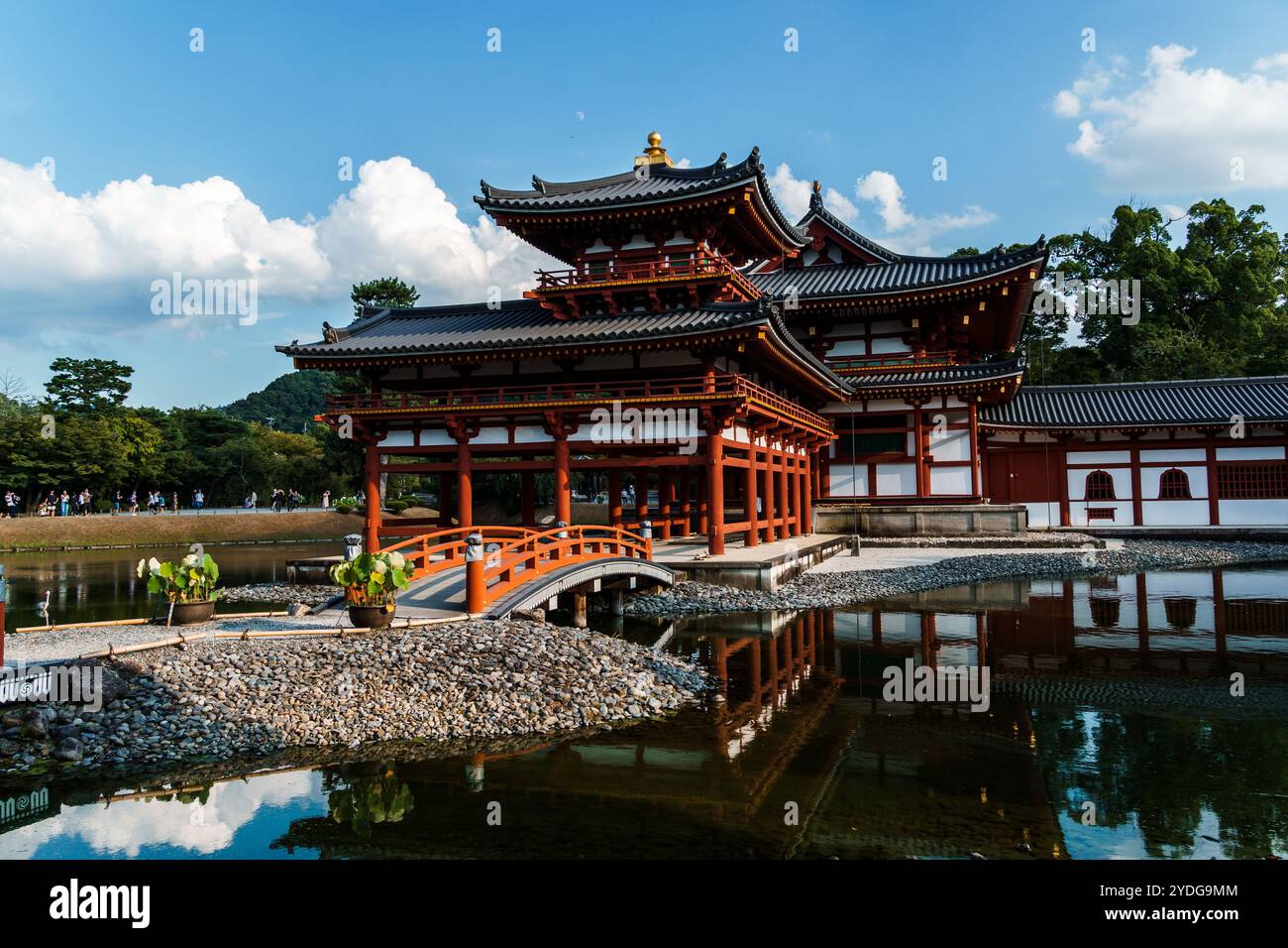 Uji, Japan - 14. August 2024: Der Byodoin-Tempel ist ein berühmter buddhistischer Tempel, berühmt für seine Phönix Hall und seinen atemberaubenden Reflexionsteich. A UNESCO WORLD H Stockfoto