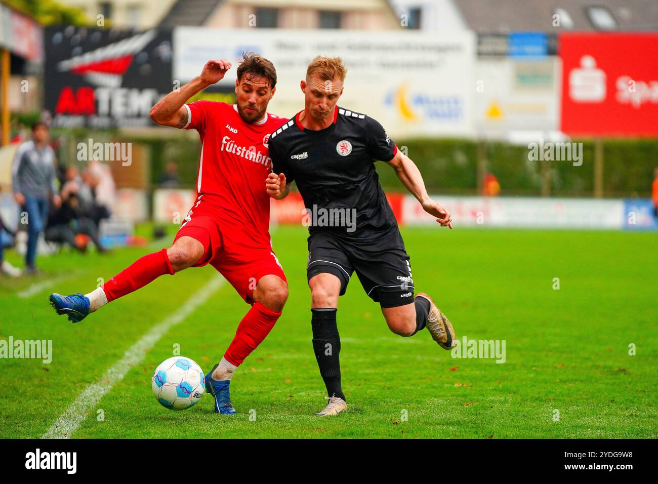 Bahlingen, Deutschland. Oktober 2024. ZWEIKAMPF zwischen Shqipon Bektasi (Bahlinger SC 18) und Alexander Mi?bach (KSV Hessen Kassel 2) Regionalliga S?dwest, Bahlinger SC vs. KSV Hessen Kassel, 26.10.2024 Credit: dpa/Alamy Live News Stockfoto