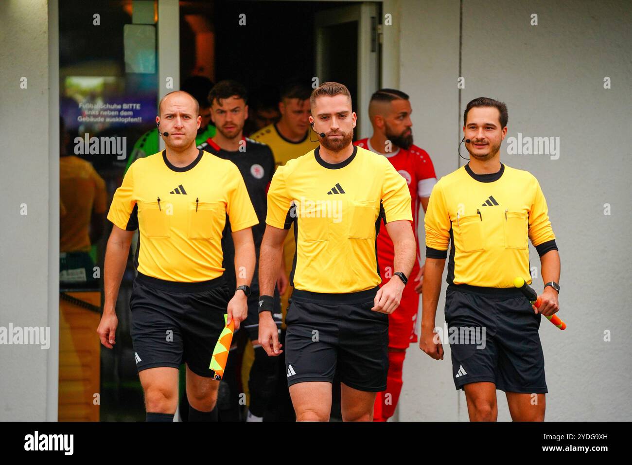 Bahlingen, Deutschland. Oktober 2024. Schiedsrichtergespann beim Einlaufen Fabian Reuter (Schiedsrichter), Marvin Hoffmann (Schiedsrichter-Assistent) und Florian Uhl (Schiedsrichter-Assistent) Regionalliga S?dwest, Bahlinger SC vs. KSV Hessen Kassel, 26.10.2024 Credit: dpa/Alamy Live News Stockfoto