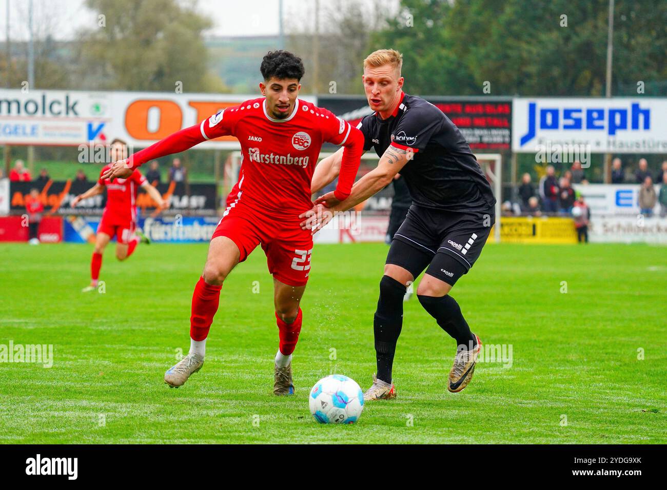 Bahlingen, Deutschland. Oktober 2024. ZWEIKAMPF zwischen Ali Ibrahim (Bahlinger SC 23) und Alexander Mi?bach (KSV Hessen Kassel 2) Regionalliga S?dwest, Bahlinger SC vs. KSV Hessen Kassel, 26.10.2024 Credit: dpa/Alamy Live News Stockfoto