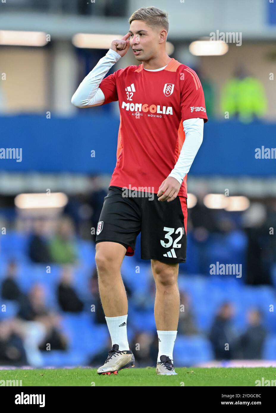 Emile Smith Rowe aus Fulham wärmt sich vor dem Premier League-Spiel Everton gegen Fulham in Goodison Park, Liverpool, Großbritannien, 26. Oktober 2024 (Foto: Cody Froggatt/News Images) Stockfoto