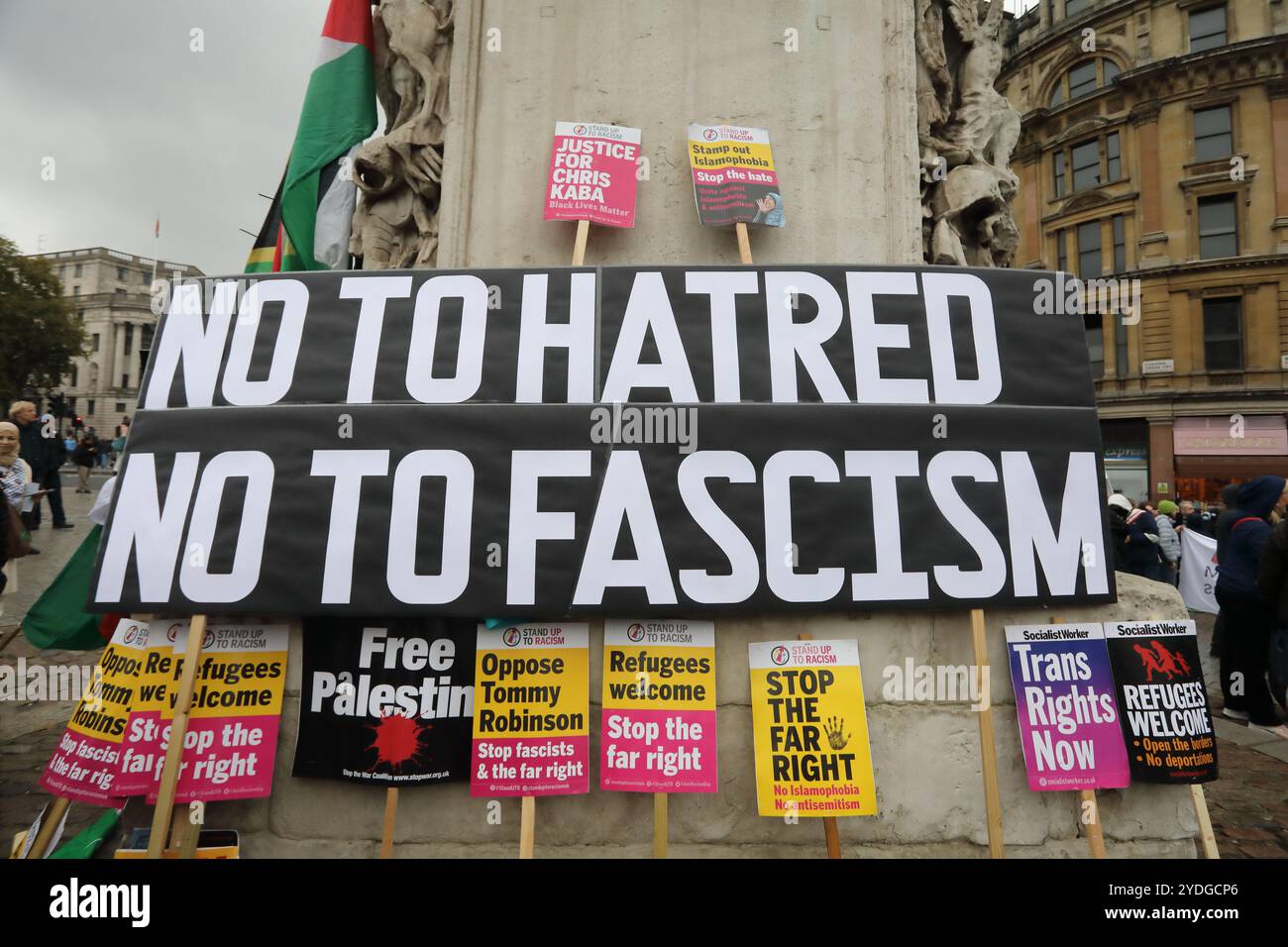 London, UK 26. Oktober 2024. Die 1000er marschierten durch die Londoner Innenstadt, um gegen den Rassismus gegen Tommy Robinson's Unite the Kingdom march und die Kundgebung in Whitehall zu protestieren. Kredit : Monica Wells/Alamy Live News Stockfoto