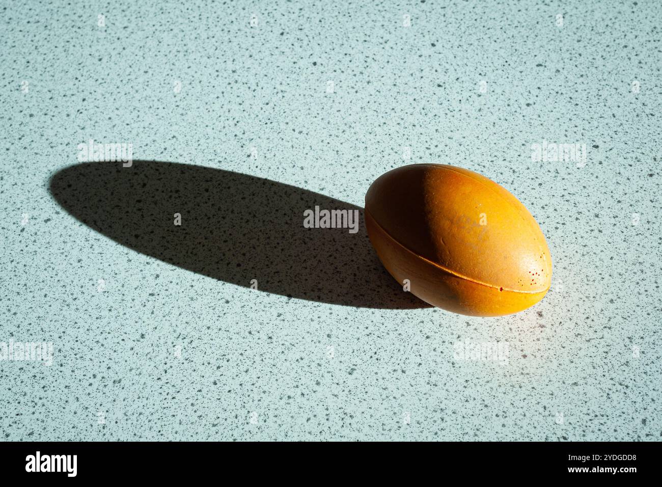 Kleiner, weicher Rugby-Ball zur Entlastung durch Drücken Stockfoto