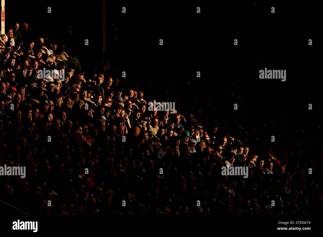 Die Fans von Sunderland hüllen sich beim Sky Bet Championship-Spiel zwischen Sunderland und Oxford United am Samstag, den 26. Oktober 2024, im Stadium of Light in Sunderland vor der Sonne. (Foto: Michael Driver | MI News) Credit: MI News & Sport /Alamy Live News Stockfoto