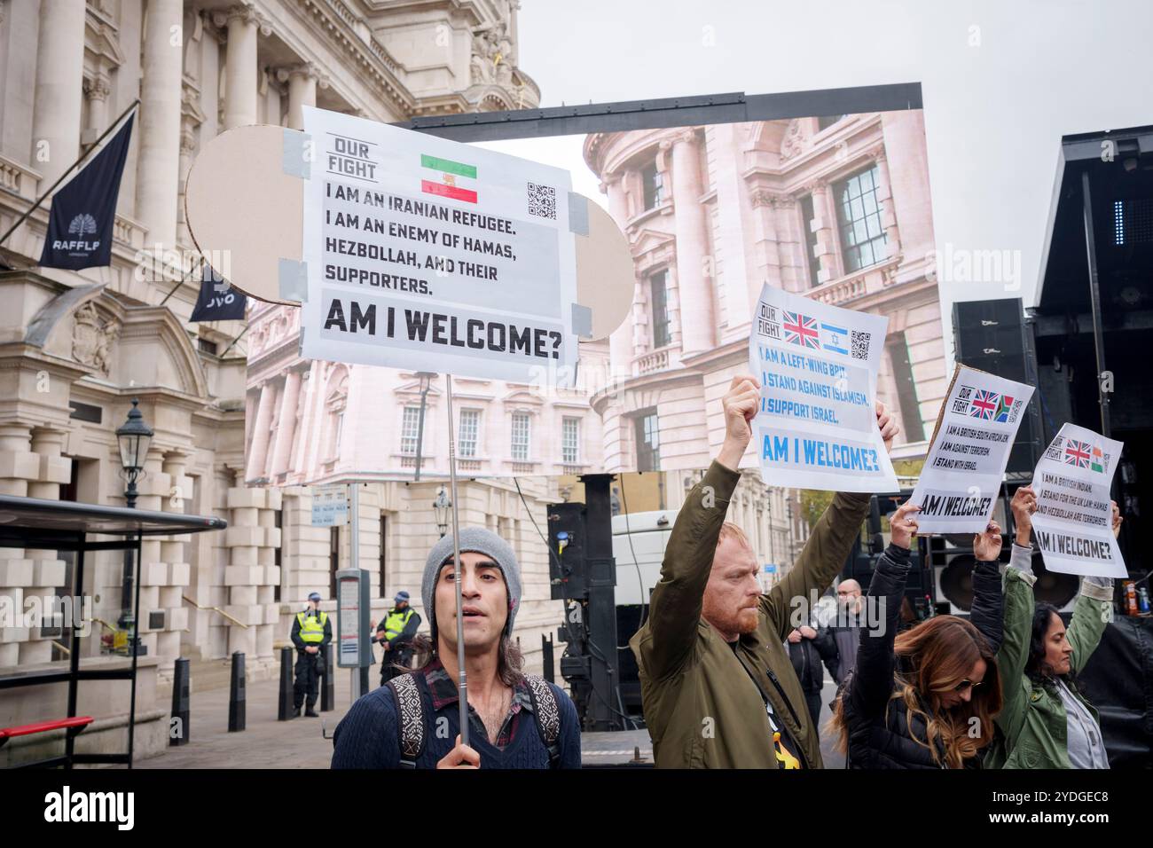 Während Anhänger des rechtsextremen Aktivisten Tommy Robinson an anderer Stelle in der Hauptstadt marschieren, zeigen konfliktbedingte Einwanderungsprobleme, darunter Juden und Iraner, Botschaften auf Whitehall, am 26. Oktober 2024 in London. Stockfoto