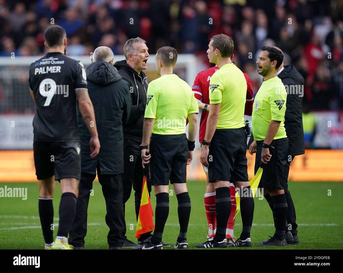 Wrexham-Manager Phil Parkinson (Mitte) im Gespräch mit dem Schiedsrichter Alan Dale (zweiter rechts) nach dem letzten Pfiff des Spiels der Sky Bet League One im The Valley, Charlton. Bilddatum: Samstag, 26. Oktober 2024. Stockfoto