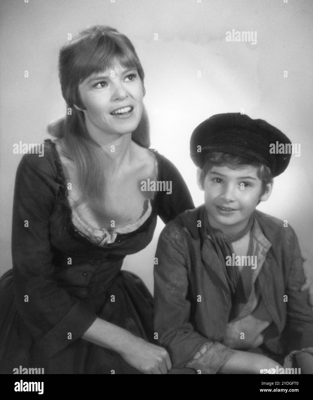 Ein Studio-Porträt von SHANI WALLIS als Nancy und MARK LESTER als Oliver Twist in OLIVER! 1968 Regisseur CAROL REED Roman CHARLES DICKENS, Musik und Texte von LIONEL BART Drehbuch VERNON HARRIS Kostümdesign PHYLLIS DALTON Produzent JOHN WOOLF Romulus Films/Warwick Film Productions/Columbia Pictures Stockfoto
