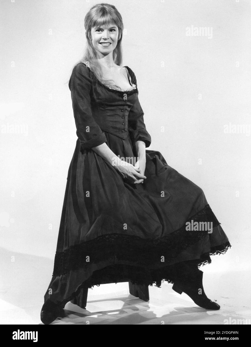 Ein Porträt von SHANI WALLIS als Nancy in OLIVER! 1968 Regisseur CAROL REED Roman CHARLES DICKENS, Musik und Texte von LIONEL BART Drehbuch VERNON HARRIS Kostümdesign PHYLLIS DALTON Produzent JOHN WOOLF Romulus Films/Warwick Film Productions/Columbia Pictures Stockfoto