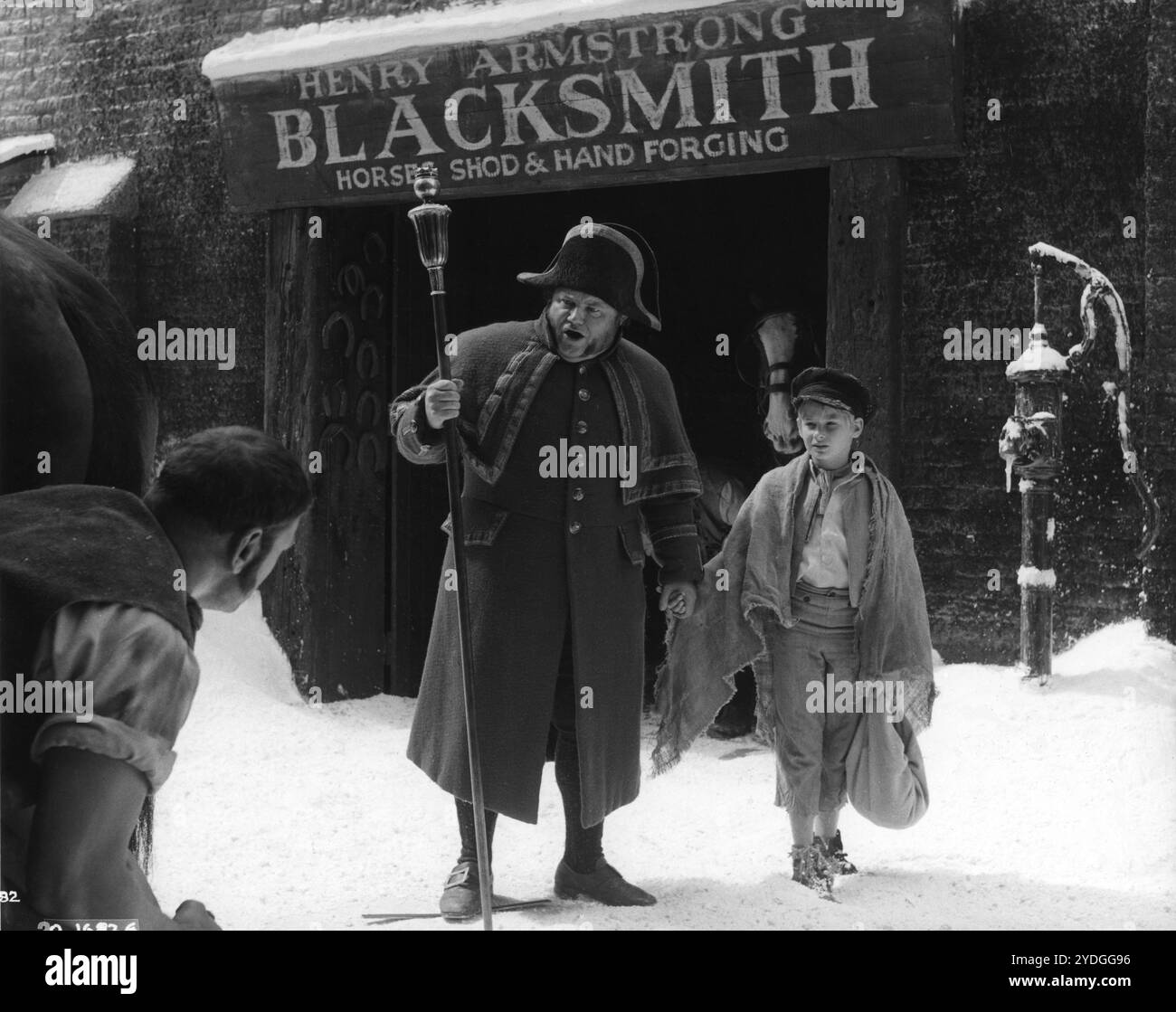 HARRY SECOMBE als Mr. Bumble und MARK LESTER als Oliver Twist in einer Szene aus OLIVER! 1968 Regisseur CAROL REED Roman CHARLES DICKENS, Musik und Texte von LIONEL BART Drehbuch VERNON HARRIS Kostümdesign PHYLLIS DALTON Produzent JOHN WOOLF Romulus Films/Warwick Film Productions/Columbia Pictures Stockfoto