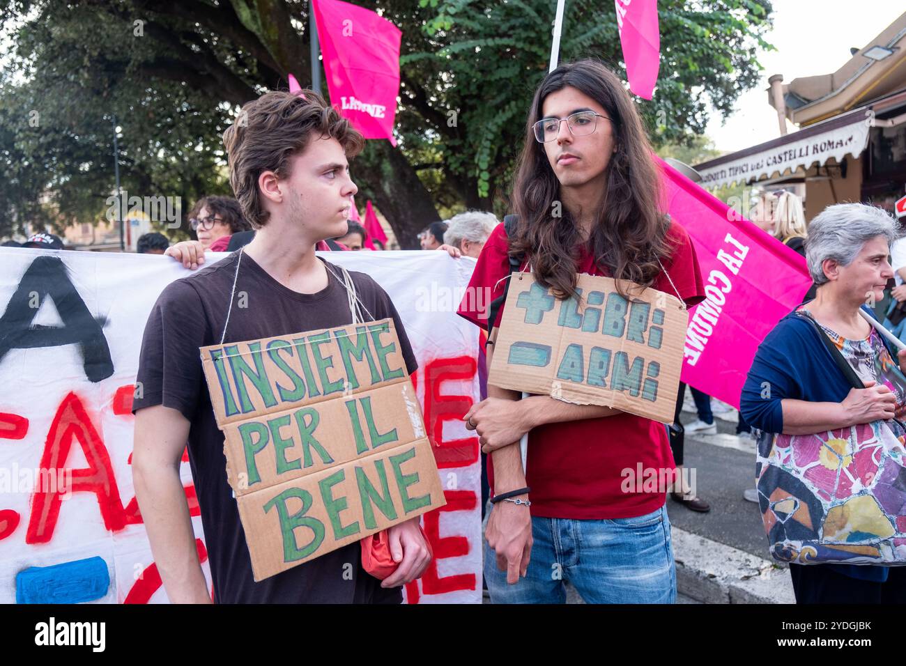 Rom, Rm, Italien. Oktober 2024. Tausende nehmen an dem marsch durch die Straßen Roms Teil, um ein Ende aller Kriege zu fordern. "Gemeinsam zum Guten" und "mehr Bücher, weniger Waffen" lesen die Schilder. (Kreditbild: © Marco Di Gianvito/ZUMA Press Wire) NUR REDAKTIONELLE VERWENDUNG! Nicht für kommerzielle ZWECKE! Stockfoto