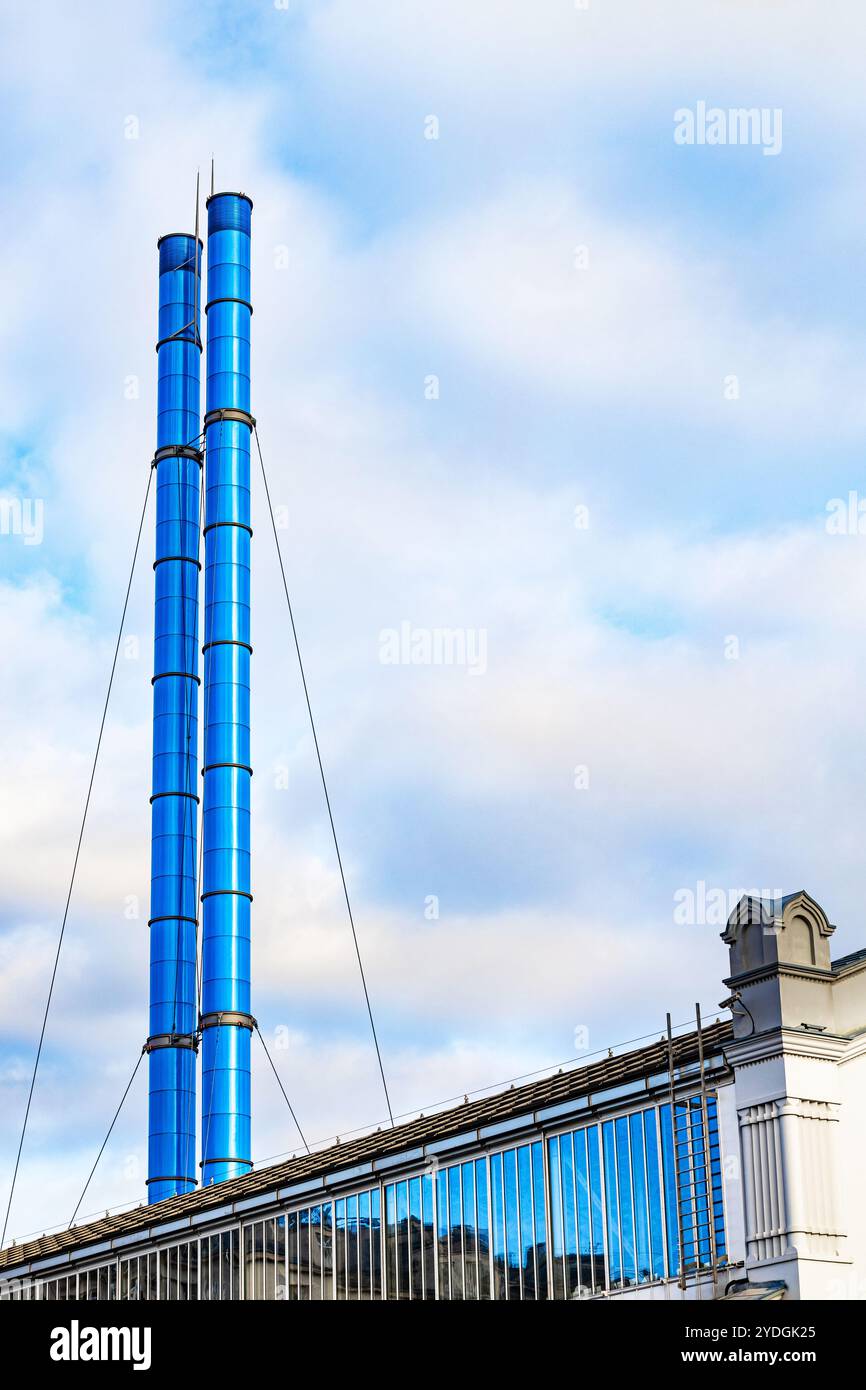 Blaue Rohre des städtischen Kesselhauses. Heizraum mit rauchlosen Rohren. Vertikales Foto Stockfoto