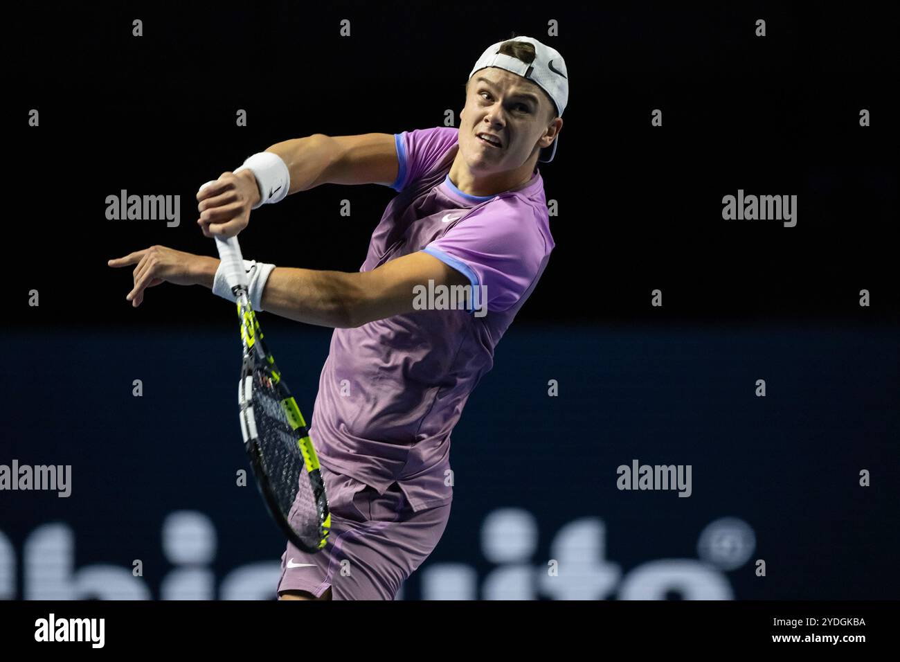 St. Jakobshalle, Basel, Schweiz. Oktober 2024. ATP 500 Swiss Indoors Basel Tennis, Tag 6; Holger Rune (DEN) im Kampf gegen Giovanni Mpetshi Perricard (FRA) im Halbfinale Credit: Action Plus Sports/Alamy Live News Stockfoto