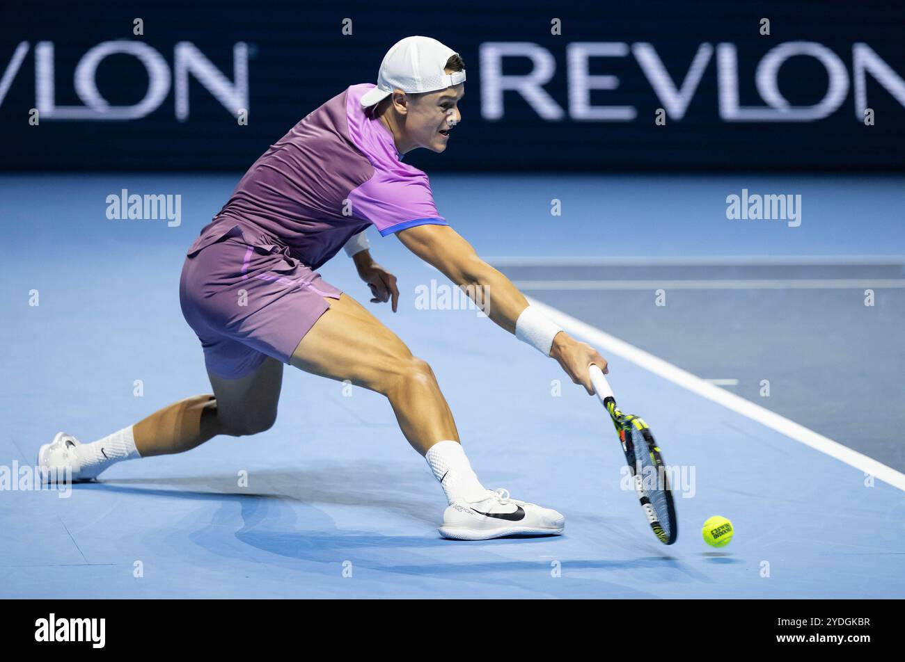 St. Jakobshalle, Basel, Schweiz. Oktober 2024. ATP 500 Swiss Indoors Basel Tennis, Tag 6; Holger Rune (DEN) im Kampf gegen Giovanni Mpetshi Perricard (FRA) im Halbfinale Credit: Action Plus Sports/Alamy Live News Stockfoto