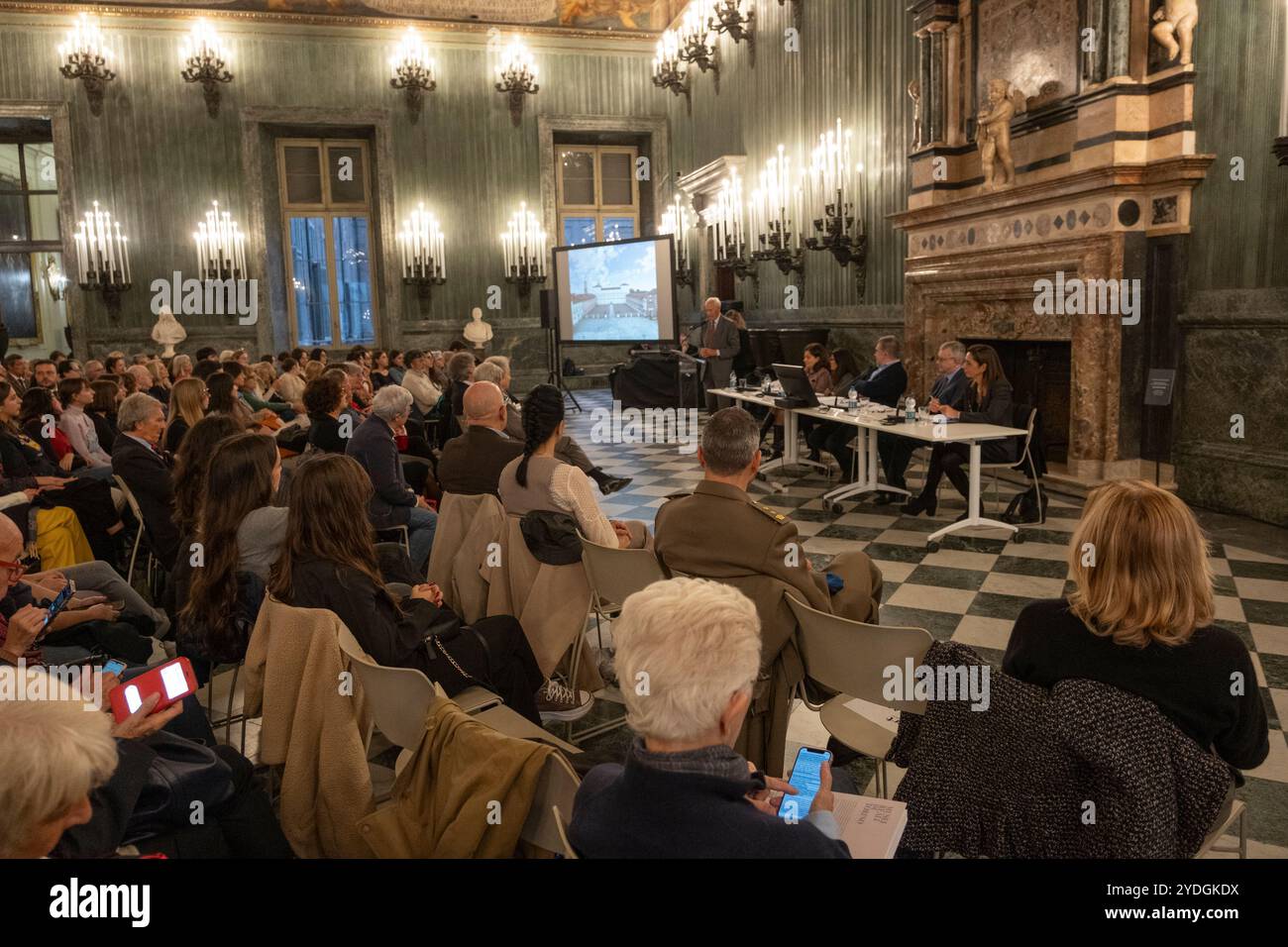 Vortrag des Buches „DIE KÖNIGLICHEN MUSEEN VON TURIN“ von Mario TURETTA, Leiter der Abteilung für kulturelle Aktivitäten und Delegierter Direktor der Königlichen Museen von Turin | Kulturministerium im Königlichen Palast von Turin. Das Buch wird in vier Sprachen (Italienisch, Englisch, Französisch und Spanisch) von Silvana Editoriale veröffentlicht; ein Moment der Präsentation Stockfoto