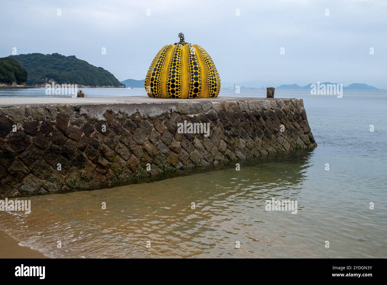 Riesige gelbe Kürbisskulptur von Yayoi Kusama auf der Insel Naoshima in Japan Stockfoto