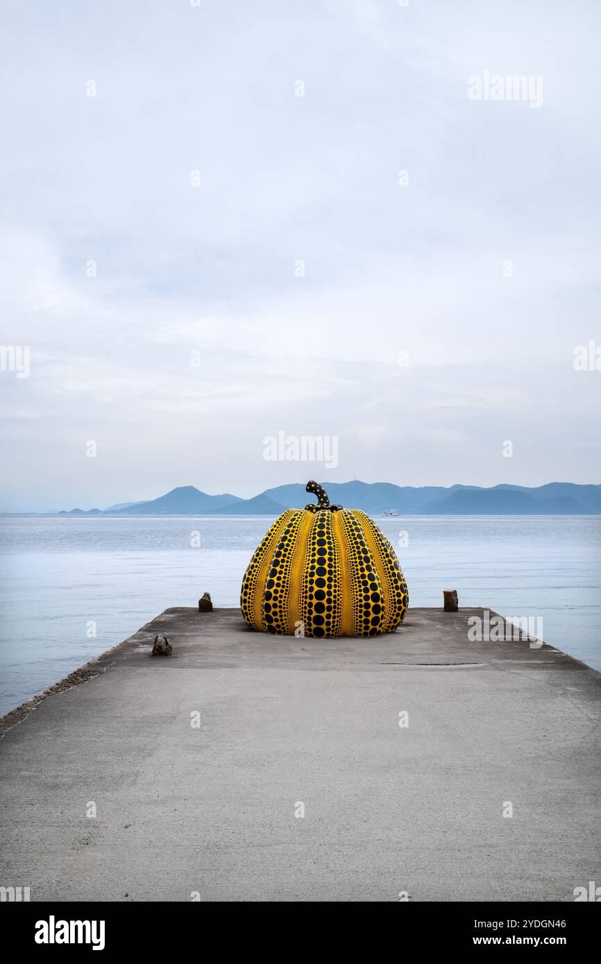 Riesige gelbe Kürbisskulptur von Yayoi Kusama auf der Insel Naoshima in Japan Stockfoto