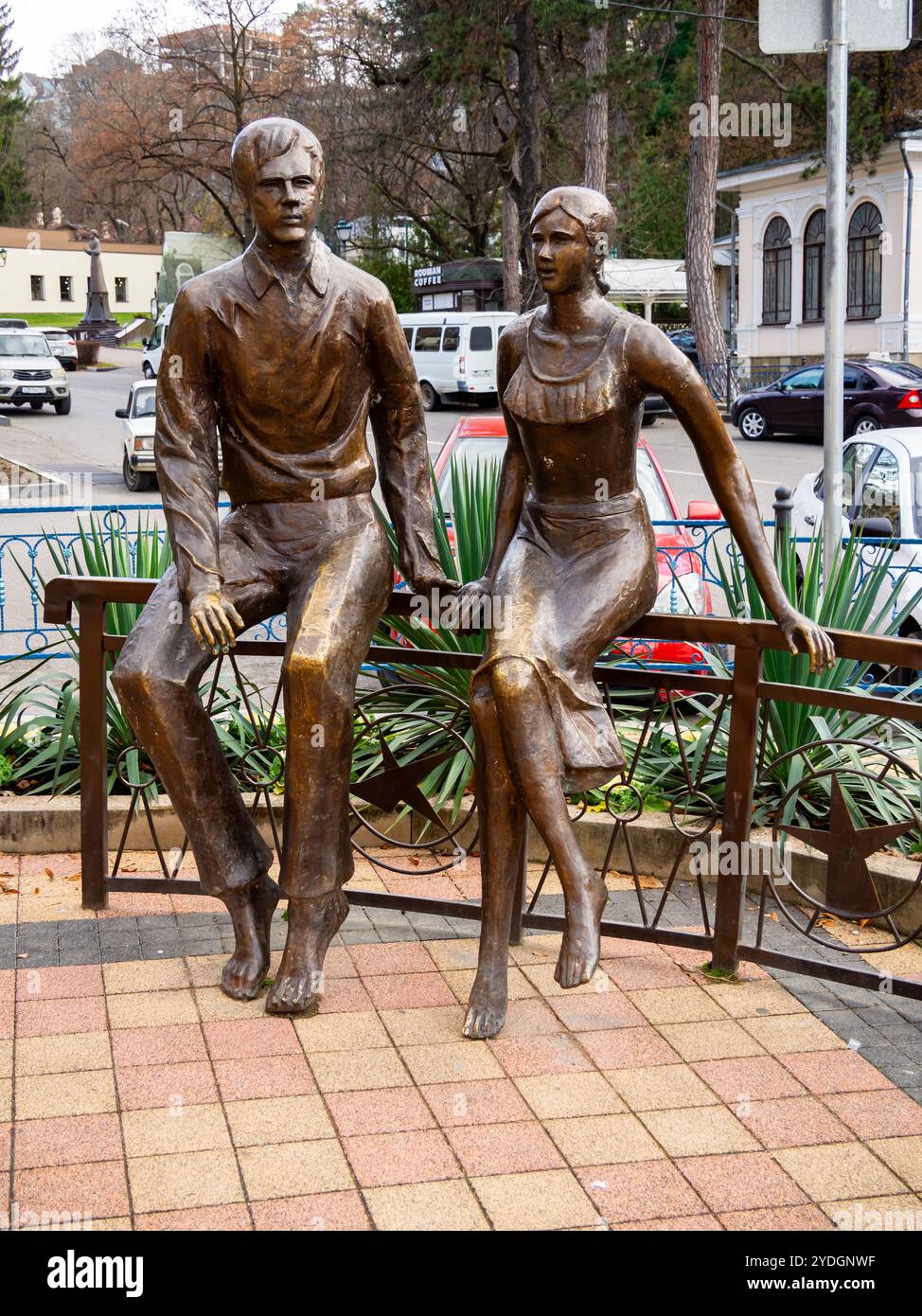Kislowodsk, Russland - 01. Dezember 2023: Genre-Skulptur 'Lovers', Vokzalnaja Straße, Kislowodsk Stockfoto
