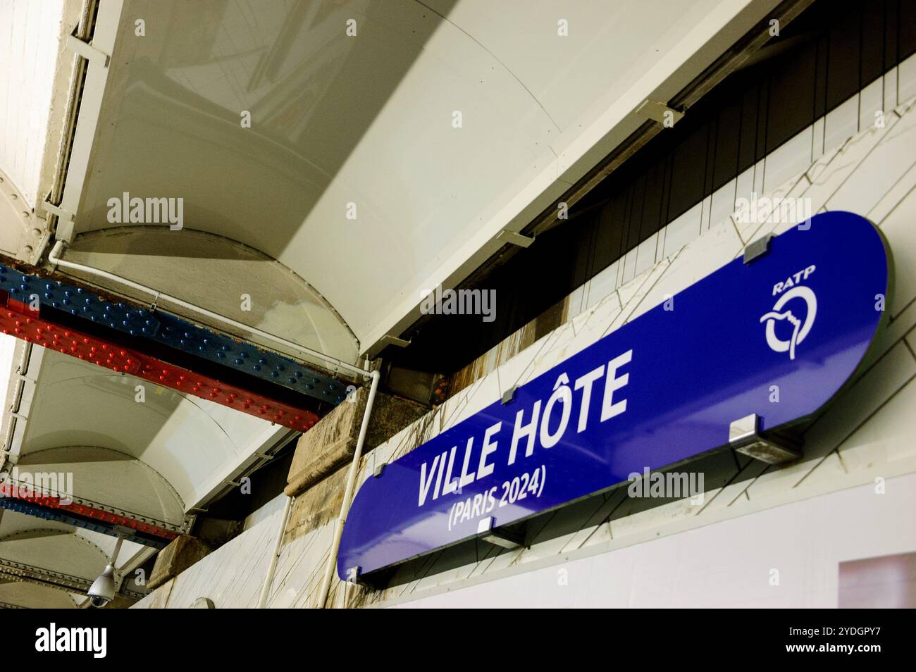 PARIS, FRANKREICH - 30. SEPTEMBER 2017: U-Bahn-Station Hotel de Ville mit Schild „Host City-Paris 2024“ anlässlich der Olympischen Spiele Stockfoto