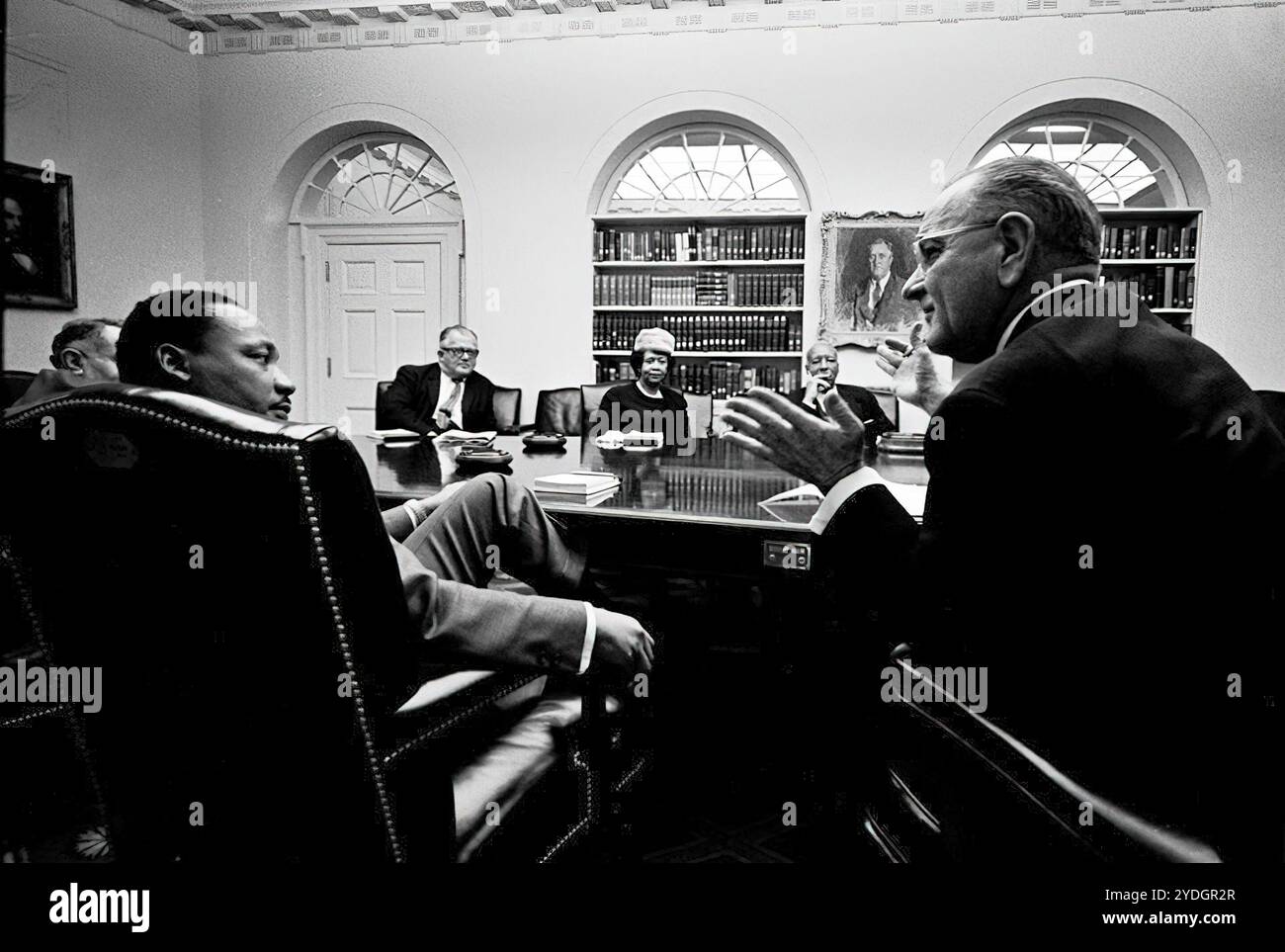 Laut dem Tageskalender des Präsidenten, das eine Aufzeichnung seiner Aktivitäten ist, die von seinen Sekretärinnen geführt wird, sollte das Treffen "eine breite Palette von Fragen erörtern, die die Bürgerrechte in diesem Land betreffen, von der Wirtschaft über gleiche Beschäftigung bis hin zu Programmen, die sowohl direkt im Bereich der Bürgerrechte als auch direkt im Bereich der Bürgerrechte tätig sind und an denen Bürgerrechtler ein großes Interesse haben". Foto (von links nach rechts): Vordergrundbild: Martin Luther King, Jr., Präsident Lyndon B. Johnson und Hintergrund: Unbekannt, Andy Biemiller, Dorothy Height und A. Phillip Randolph. Stockfoto