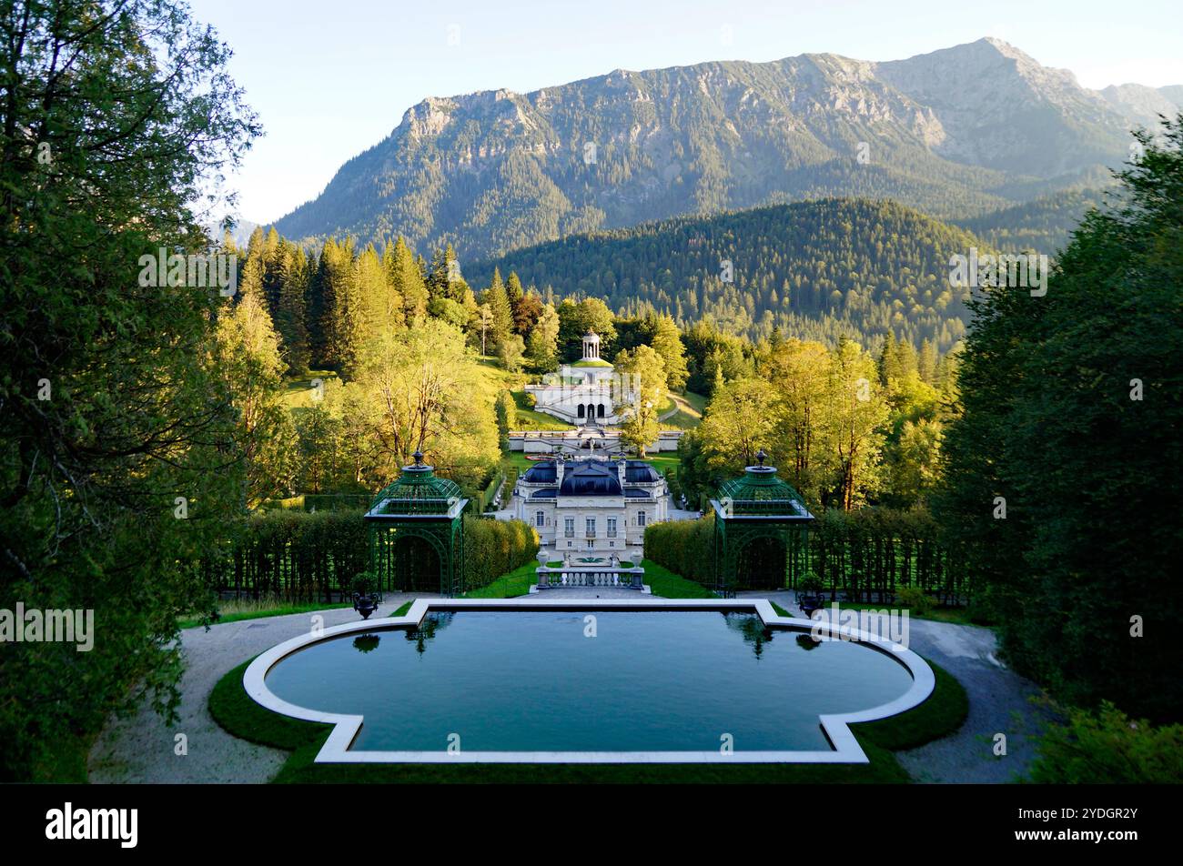 Rokoko Schloss Linderhof erbaut vom bayerischen König Ludwig II. In den bayerischen Alpen an einem sonnigen Septemberabend mit blauem Himmel (Ettal, Bayern) Stockfoto