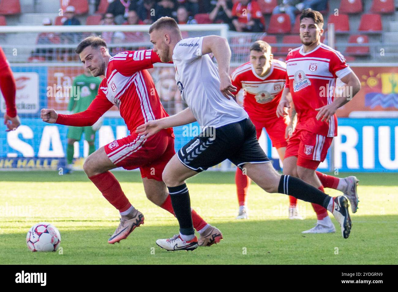 Halle, Deutschland. Oktober 2024. Halle, Deutschland 26. Oktober 2024: Regionalliga Nord/Ost - 2024/2025 - Hallescher FC vs. ZFC Meuselwitz im Bild: v. li. im Zweikampf Max Kulke (Halle) und Jan Halasz (Meuselwitz) Credit: dpa/Alamy Live News Stockfoto