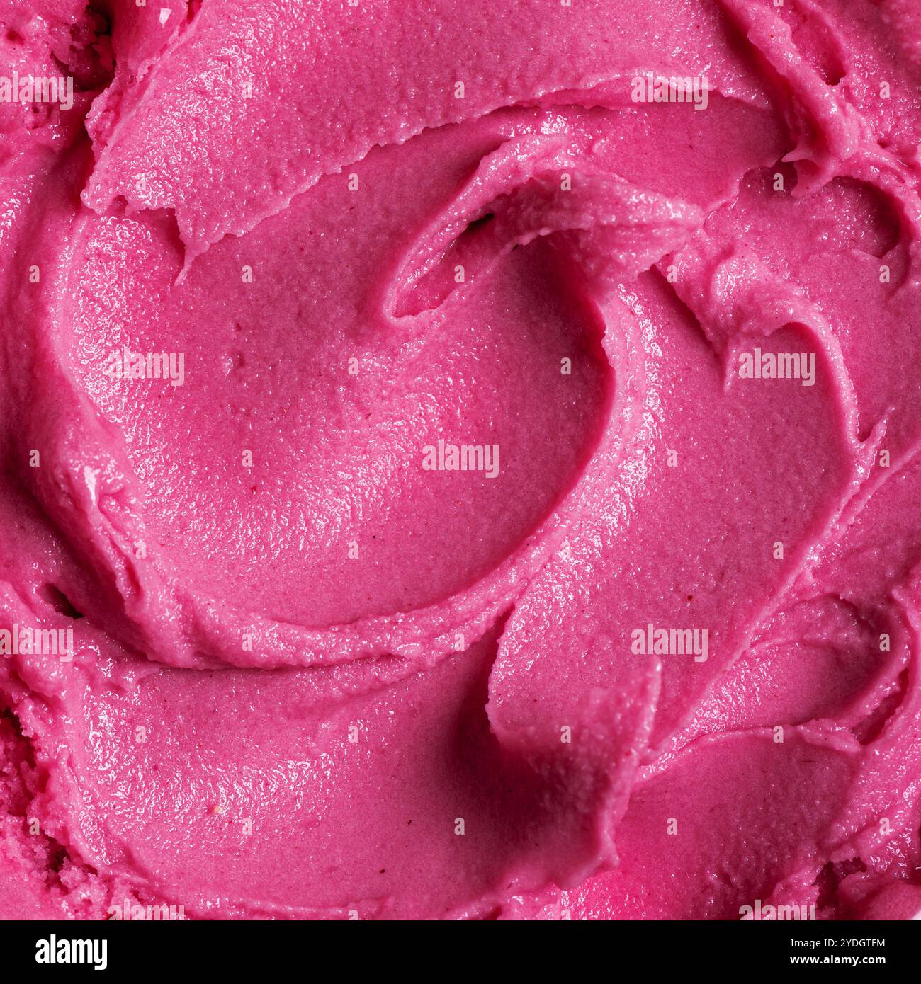Violette Kirscheis-Textur als Hintergrund. Hausgemachtes Obst-Beeren-Eis, Sorbet oder gefrorener Joghurt aus der Nähe, köstliches Sommerdessert. Stockfoto