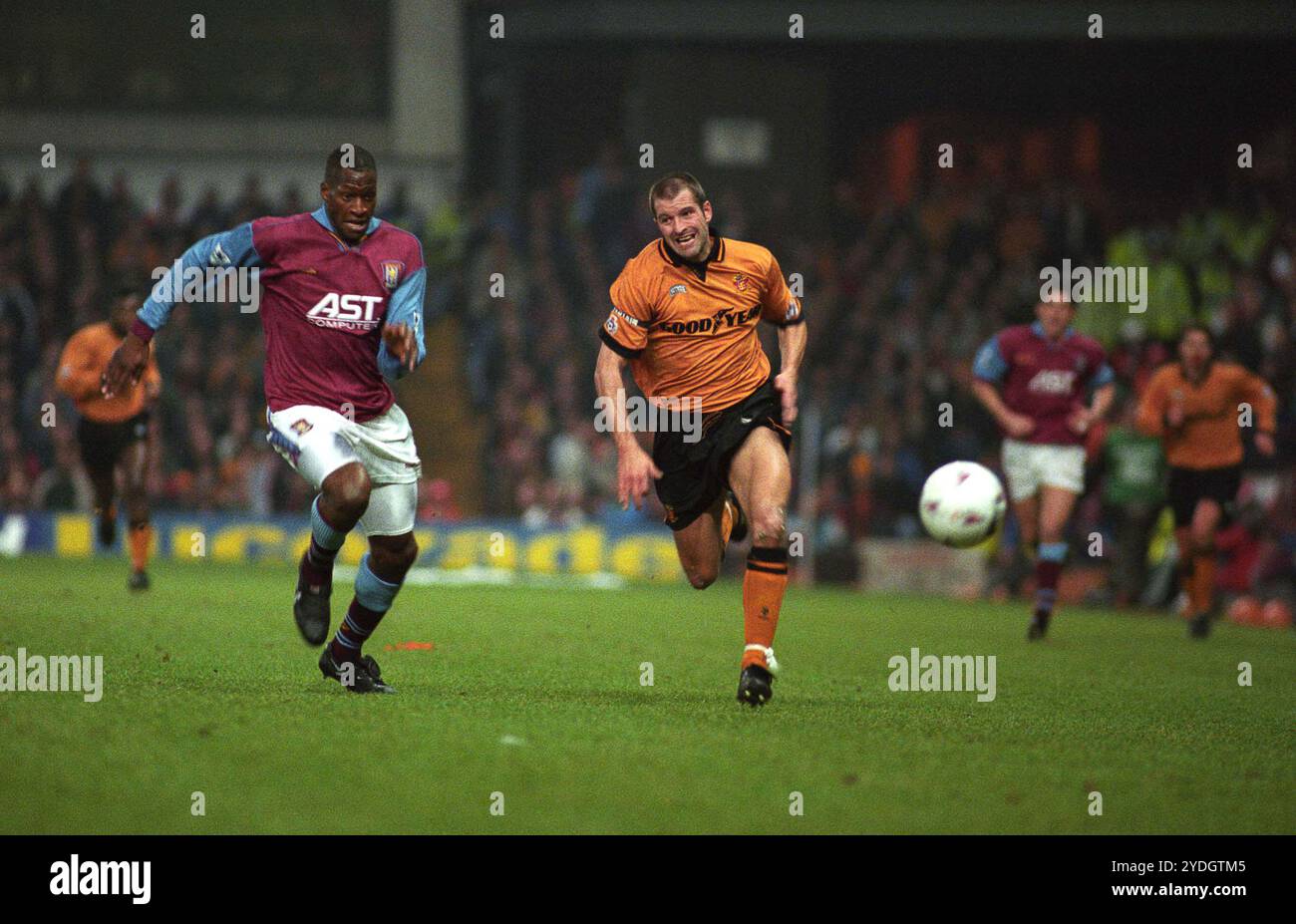 Die Wölfe Steve Bull und Ugo Ehiogu. Aston Villa gegen Wolverhampton Wanderers Coca Cola Cup Spiel im Villa Park 1/96 1-0 Stockfoto