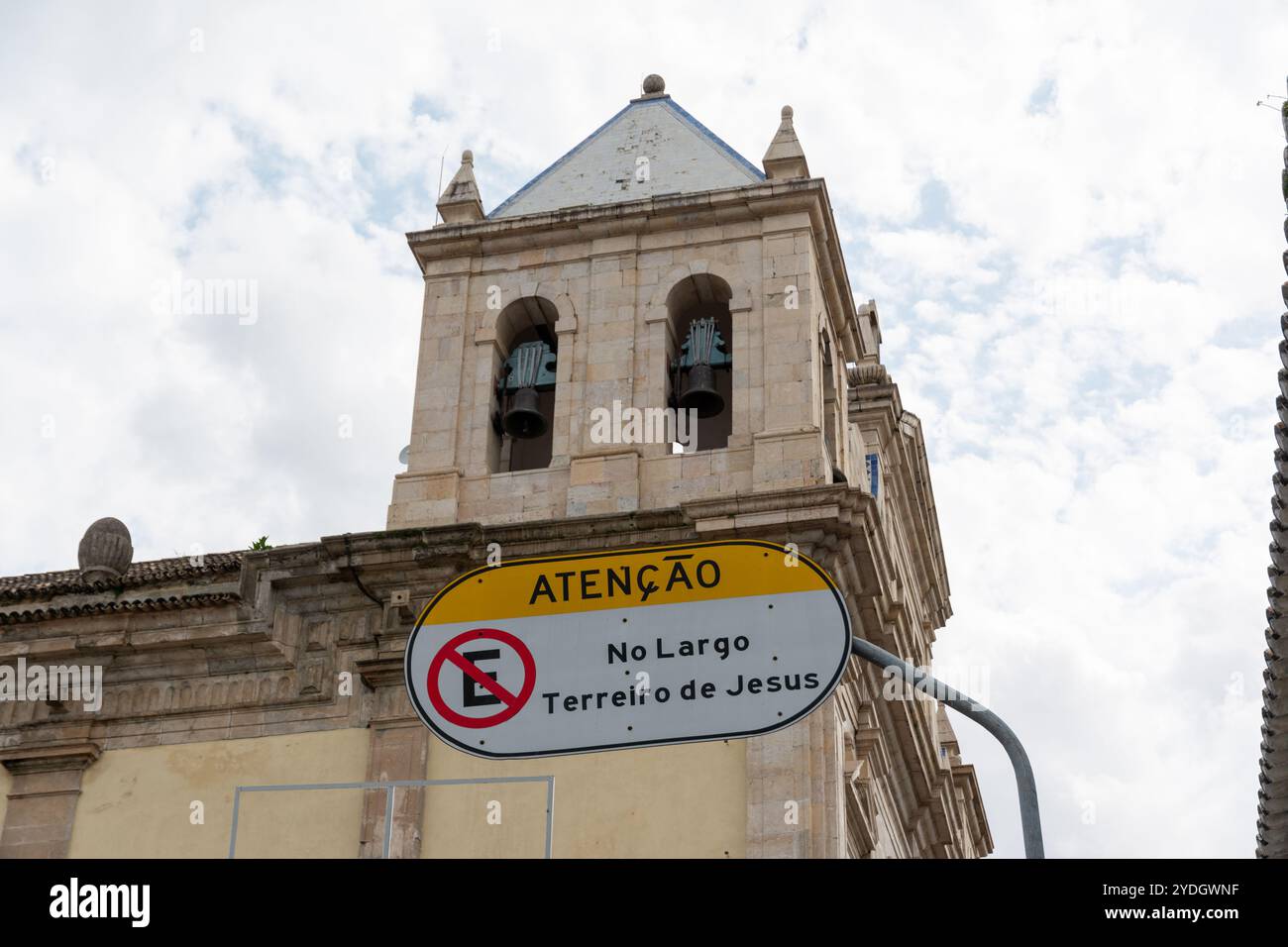 Schild mit dem Hinweis, dass Parken in Largo Terreiro de Jesus verboten ist. Historisches Zentrum der Stadt Salva Stockfoto