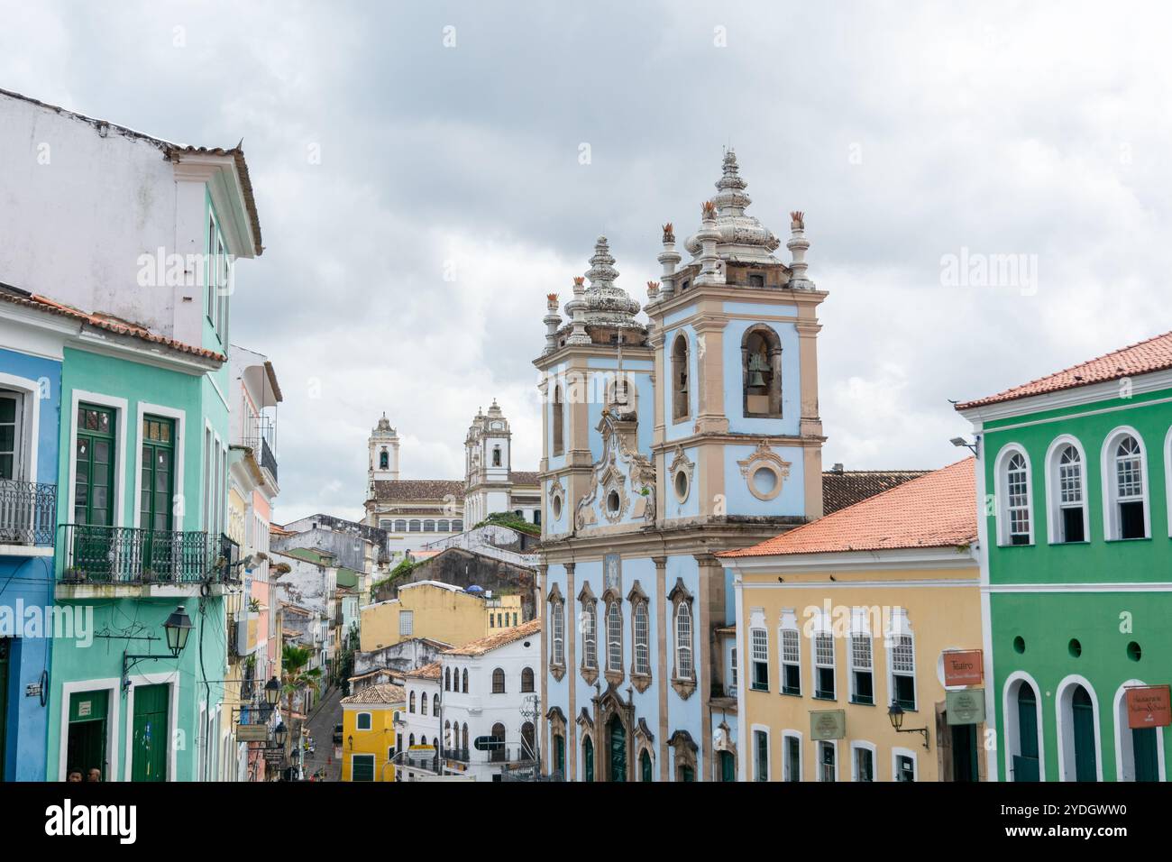 Salvador, Bahia, Brasilien - 12. Oktober 2024: Blick auf alte Kolonialhäuser in Pelourinho, historisches Zentrum der Stadt Salvador, Bahia. Stockfoto