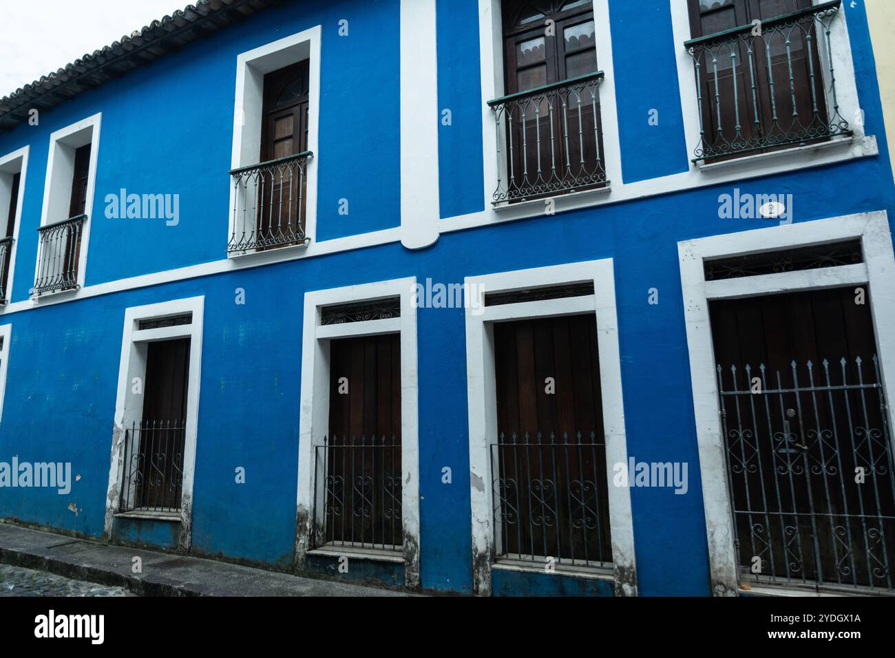 Salvador, Bahia, Brasilien - 12. Oktober 2024: Blick auf die Fassade eines Kolonialhauses in Pelourinho, historisches Zentrum der Stadt Salvador, Bah Stockfoto