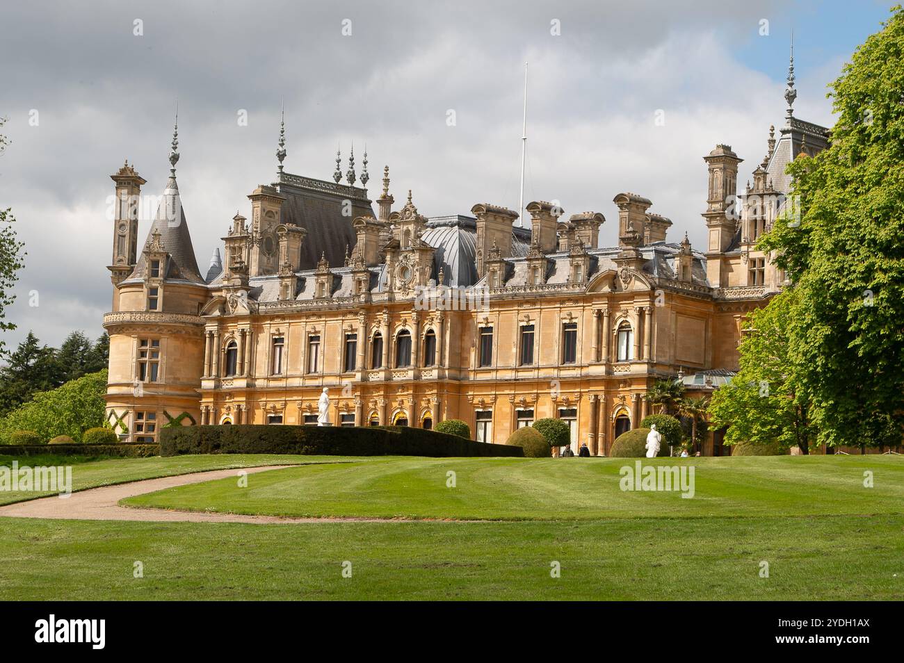 Aylesbury, Großbritannien. April 2024. Waddesdon Manor in Waddesdon bei Aylesbury in Buckinghamshire. Das atemberaubende Manor House und die Gärten sind heute im Besitz des National Trust. „Waddesdon ist ein château im französischen Renaissance-Stil mit einer umfangreichen Kunstsammlung, Landschaftsgärten, Voliere und Waldspielplatz“. Kredit: Maureen McLean/Alamy Stockfoto