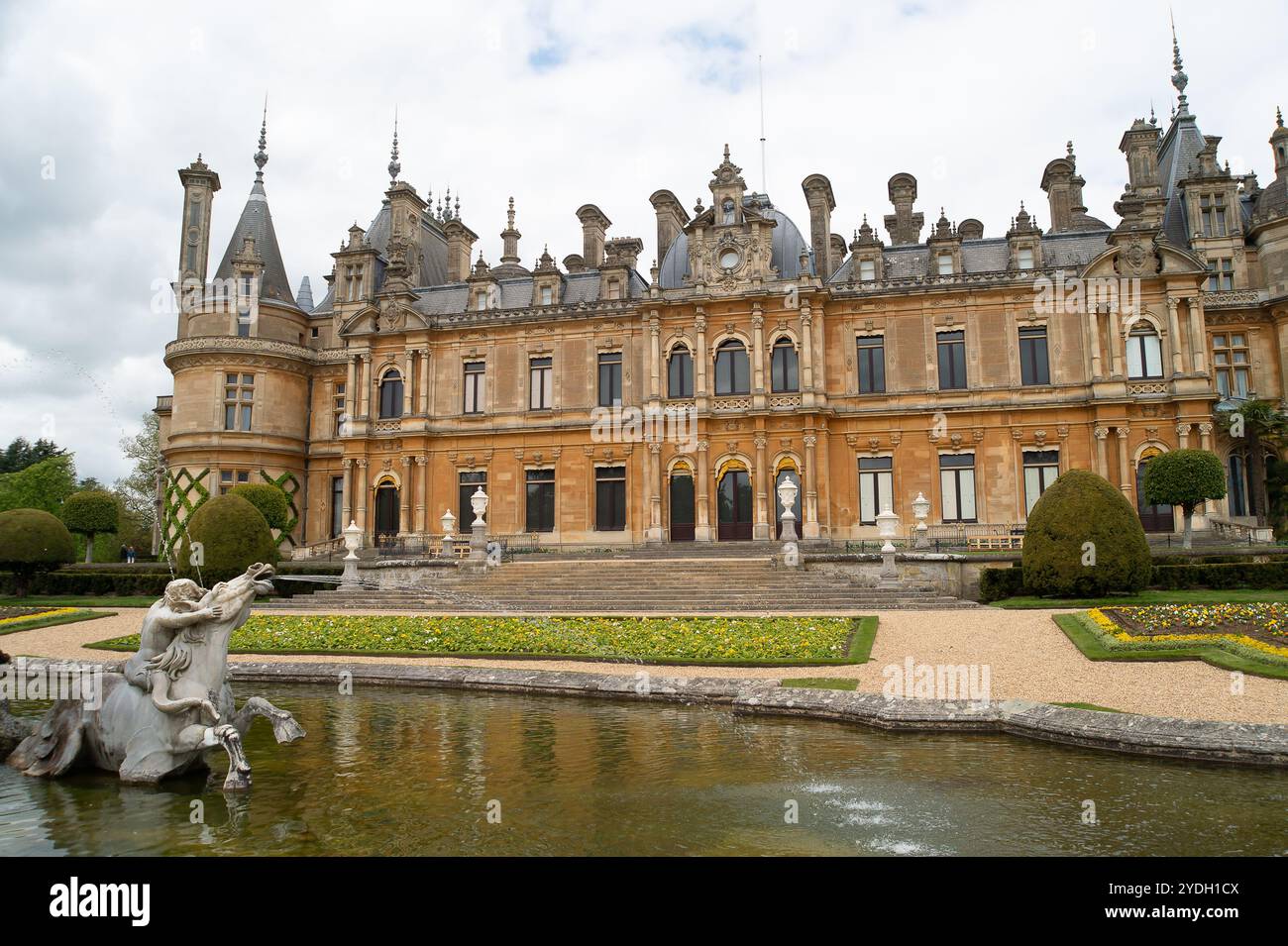 Aylesbury, Großbritannien. April 2024. Der Brunnen im Waddesdon Manor in Waddesdon bei Aylesbury in Buckinghamshire. Das atemberaubende Manor House und die Gärten sind heute im Besitz des National Trust. „Waddesdon ist ein château im französischen Renaissance-Stil mit einer umfangreichen Kunstsammlung, Landschaftsgärten, Voliere und Waldspielplatz“. Kredit: Maureen McLean/Alamy Stockfoto