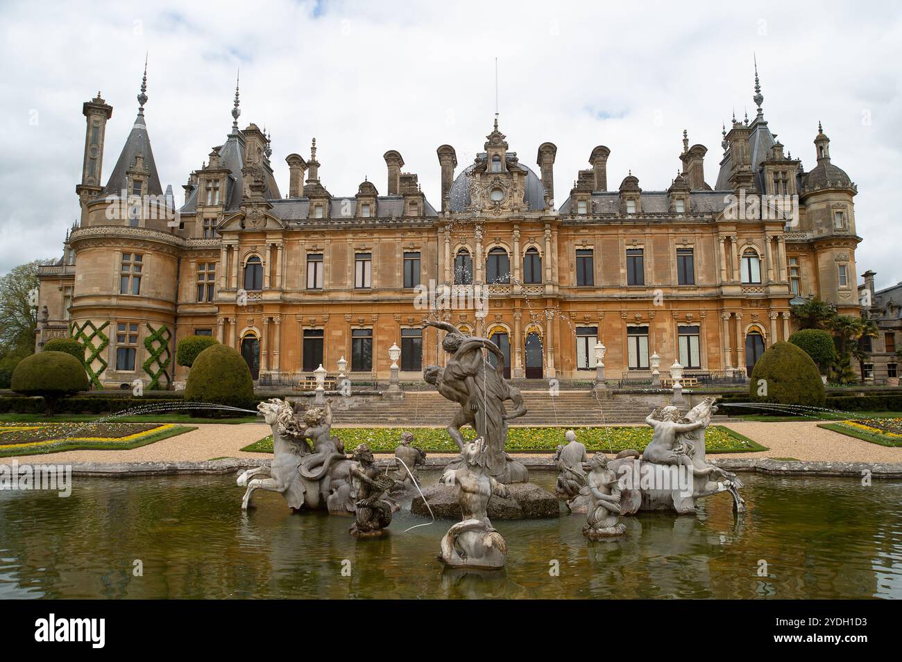 Aylesbury, Großbritannien. April 2024. Der Brunnen im Waddesdon Manor in Waddesdon bei Aylesbury in Buckinghamshire. Das atemberaubende Manor House und die Gärten sind heute im Besitz des National Trust. „Waddesdon ist ein château im französischen Renaissance-Stil mit einer umfangreichen Kunstsammlung, Landschaftsgärten, Voliere und Waldspielplatz“. Kredit: Maureen McLean/Alamy Stockfoto