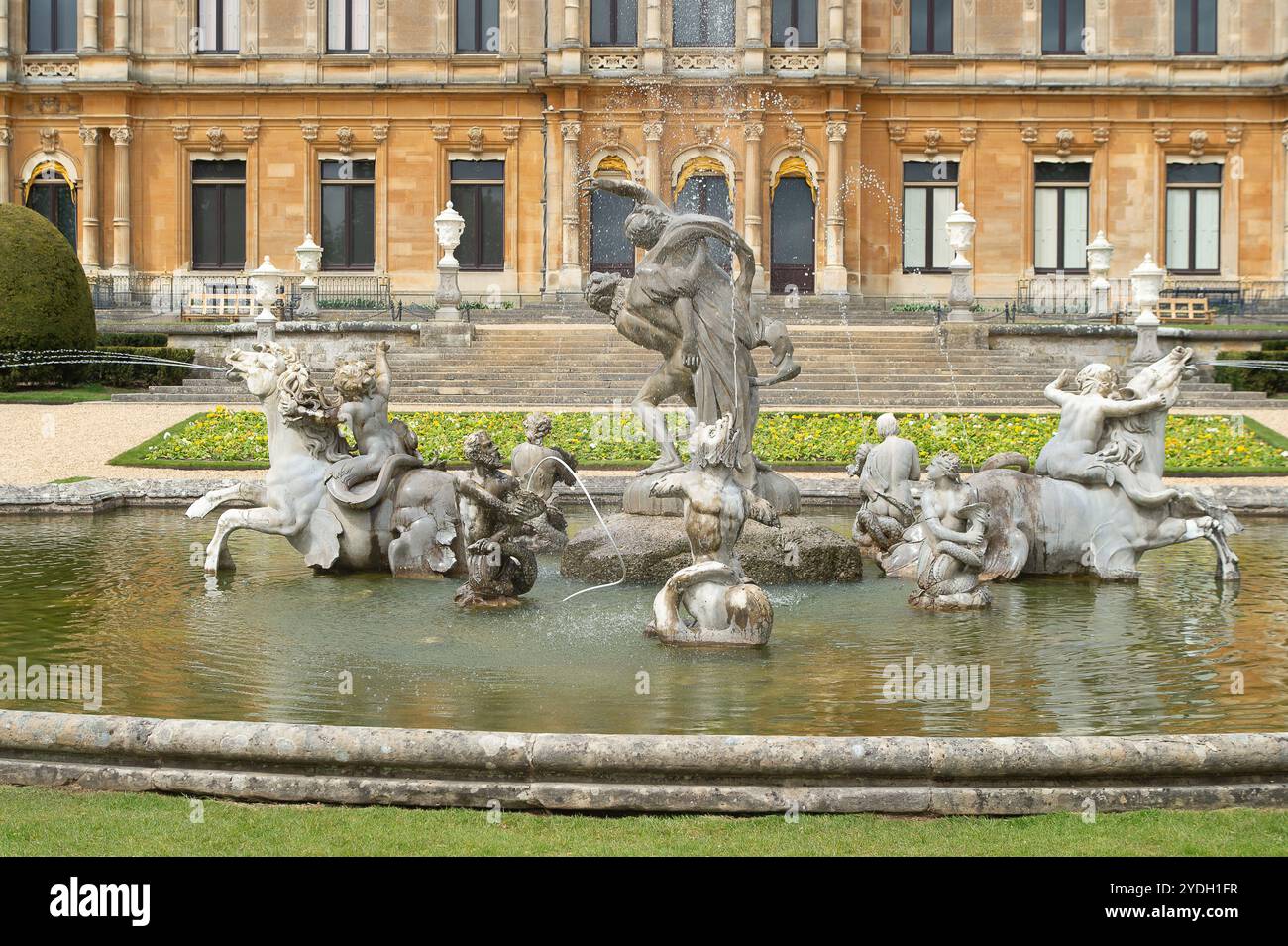 Aylesbury, Großbritannien. April 2024. Der Brunnen im Waddesdon Manor in Waddesdon bei Aylesbury in Buckinghamshire. Das atemberaubende Manor House und die Gärten sind heute im Besitz des National Trust. „Waddesdon ist ein château im französischen Renaissance-Stil mit einer umfangreichen Kunstsammlung, Landschaftsgärten, Voliere und Waldspielplatz“. Kredit: Maureen McLean/Alamy Stockfoto