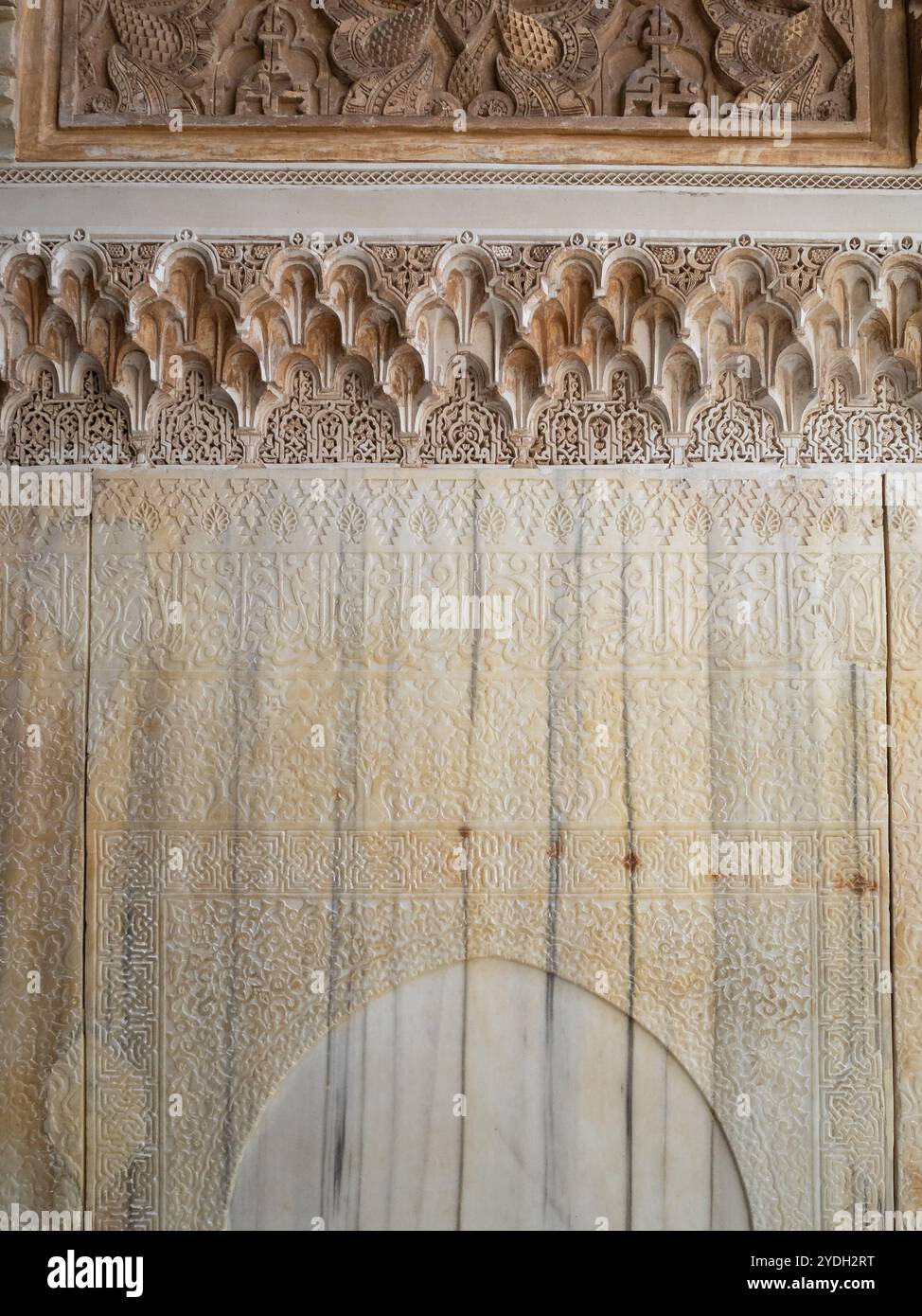 Marmorplatte aus saadischer Zeit im Ben Youssef Madrasa, Marrakesch Stockfoto