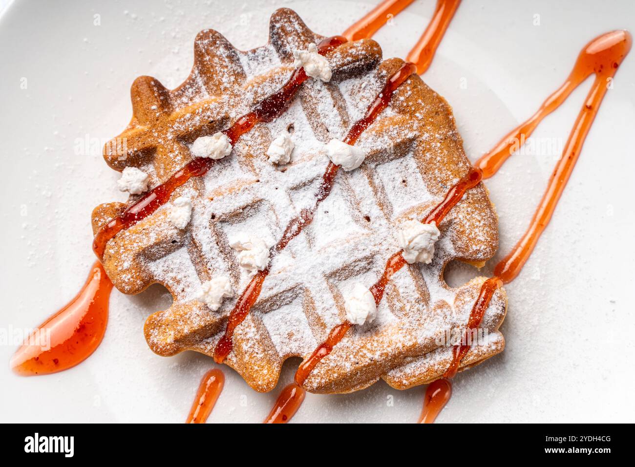 Belgische Waffeln mit Eis und Erdbeeren auf einem weißen Teller. Hochwertige Fotos Stockfoto