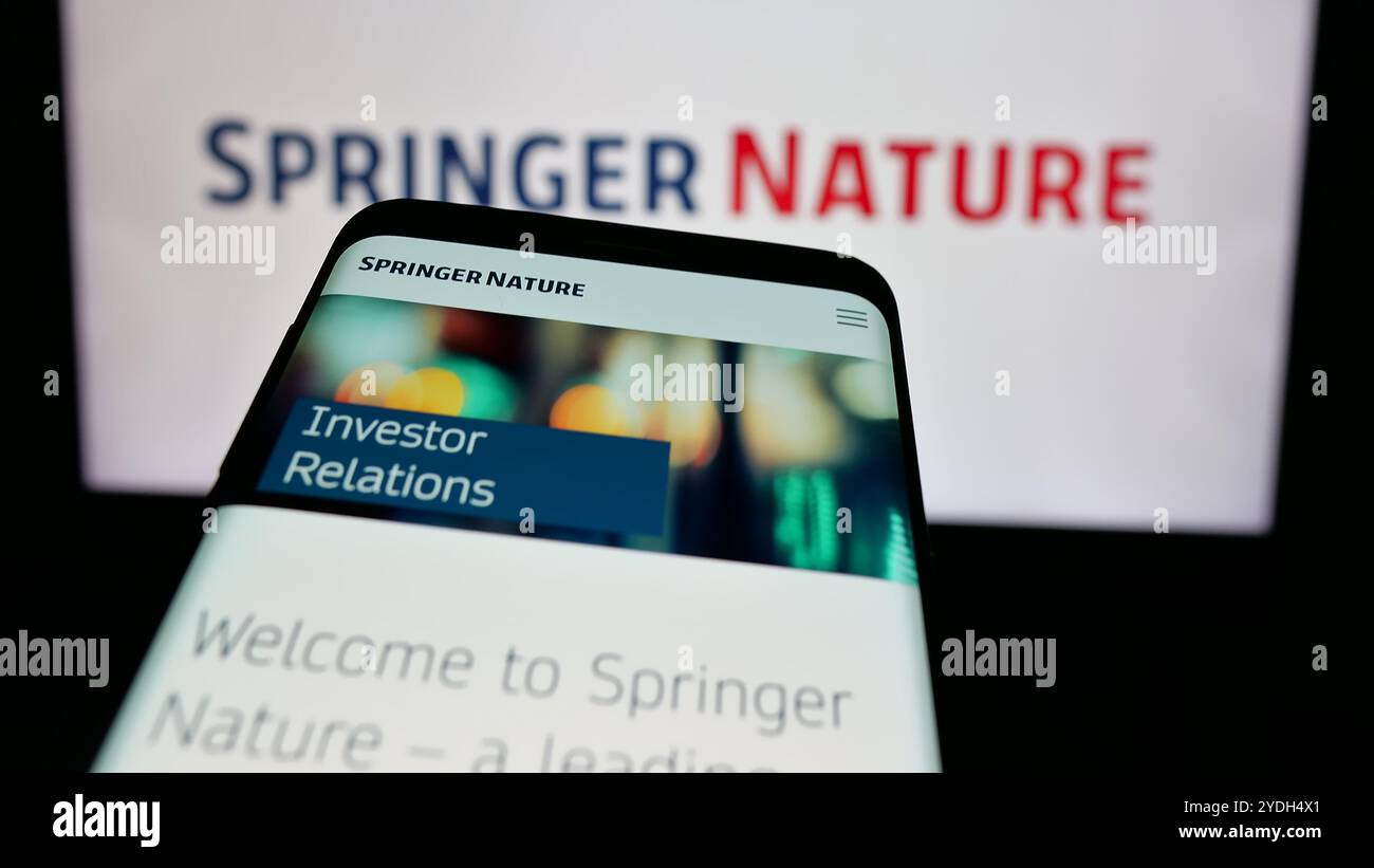 Mobiltelefon mit Website des akademischen Verlags Springer Nature auf dem Bildschirm vor dem Firmenlogo. Fokussieren Sie sich oben links auf der Telefonanzeige. Stockfoto