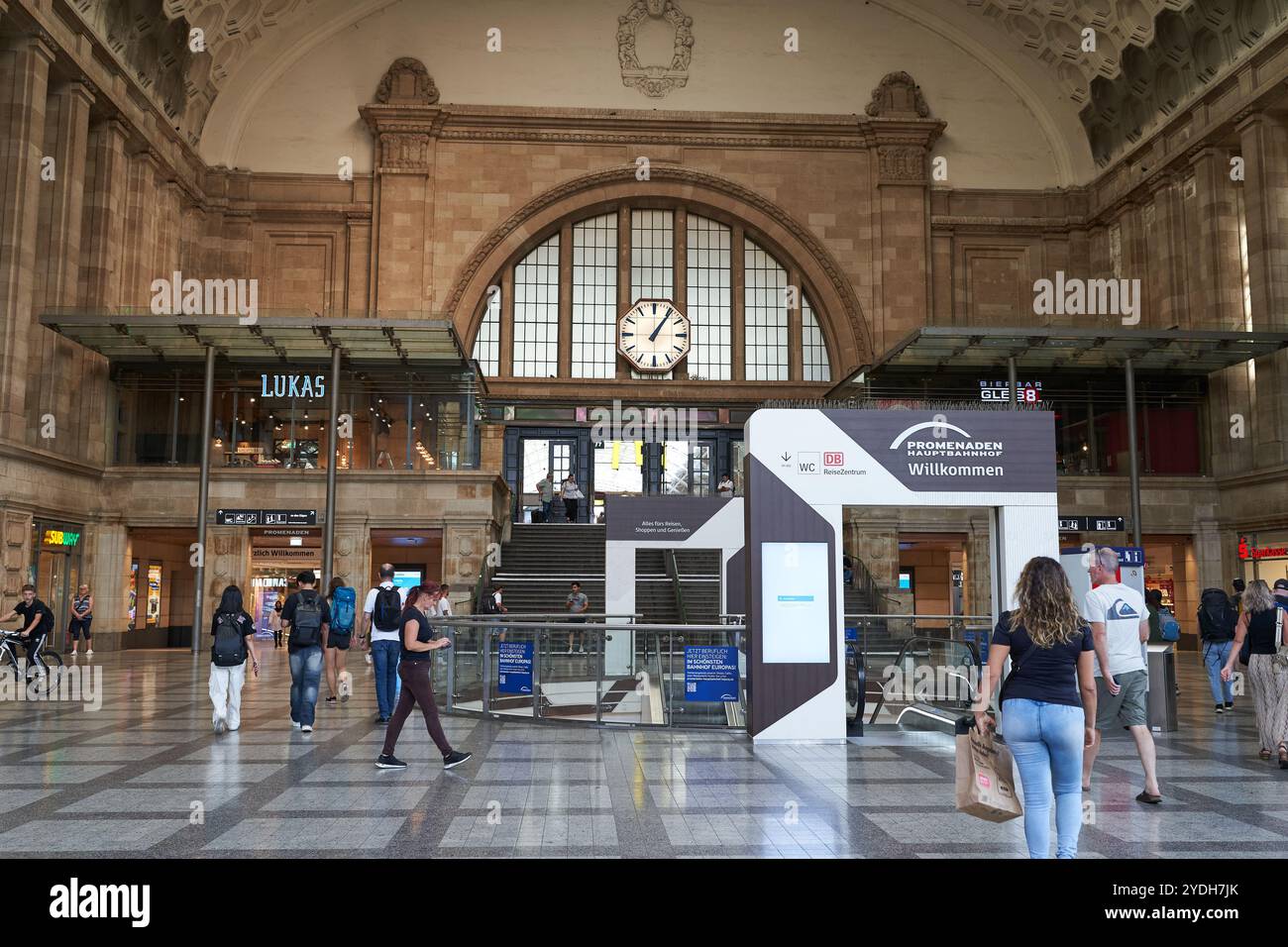 Leipzig, Deutschland - 2. September 2024 - Hauptbahnhof. Bahnhalle mit Geschäften auf zwei Etagen. Stockfoto