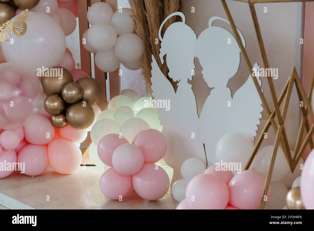 Elegante Babyduschdekoration mit pastellfarbenen Ballons und Angel Silhouette. Stockfoto