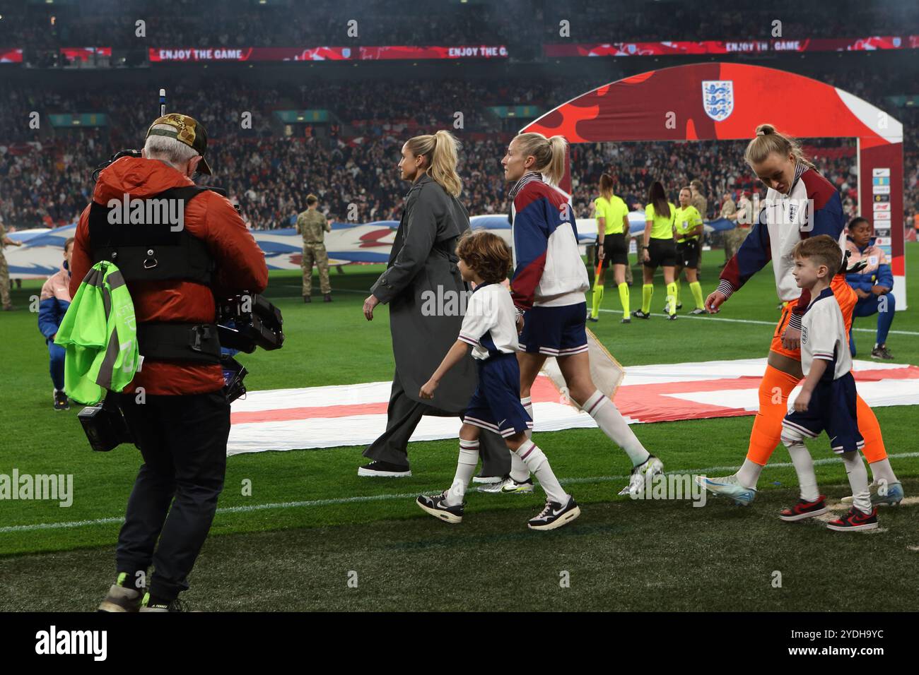 Steph Houghton führt das Team mit Leah Williamson Kapitän England gegen Deutschland Frauenfußball Wembley Stadium London UK am 25. Oktober 2024 an Stockfoto