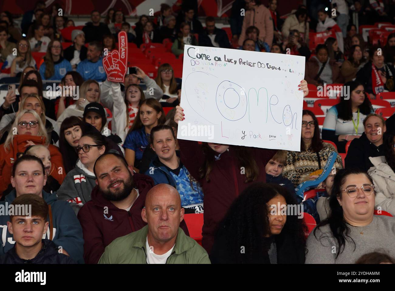 Fan mit Plakat Kommen Sie auf Lucy Parker England gegen Deutschland Frauenfußball Wembley Stadium London UK 25. Oktober 2024 Stockfoto