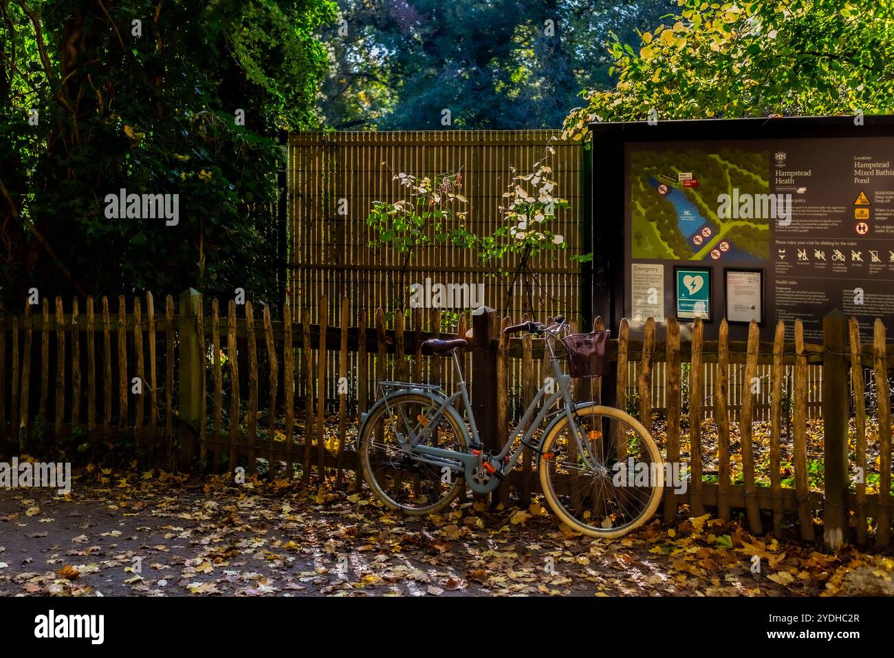 Ein Fahrrad parkte am Eingang zum gemischten Badebereich in Hampstead Heath, Anfang Herbst Stockfoto