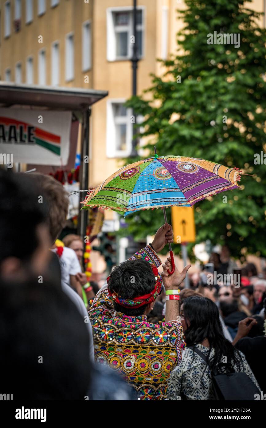 Farbenfroher Regenschirm beim Karneval der Kulturen in berlin Stockfoto