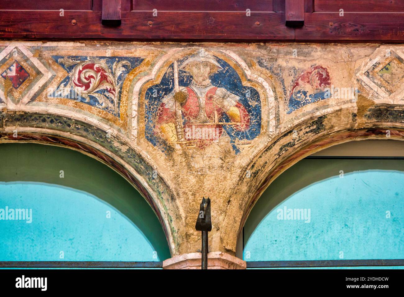 Detail des Freskos im Palazzo del Podestà, Foligno, Italien, mit mittelalterlichen Dekorationen, die Giovanni Corraduccio zugeschrieben werden. Stockfoto
