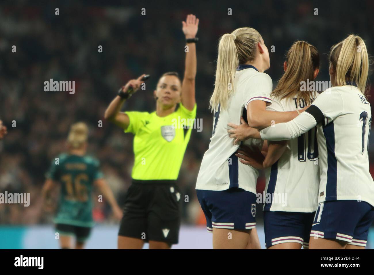 Schiedsrichterin Marta Huerta da AZA schließt nach VAR Check England gegen Deutschland Frauenfußball Wembley Stadium London UK am 25. Oktober 2024 ein Tor für Abseits aus Stockfoto