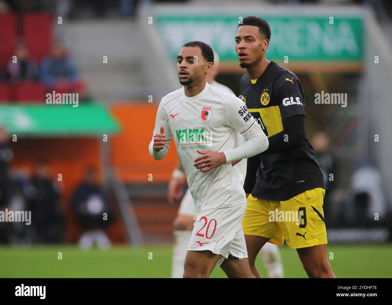 Augsburg, Deutschland. Oktober 2024. Augsburg, Deutschland, 26. Oktober 2024: Fussball, Herren, Saison 2024/2025, FC Augsburg - Borussia Dortmund, Bundesliga, WWK Arena Alexis Claude-Maurice (FC Augsburg) (li.) mit Felix Nmecha (Borussia Dortmund) (re.) Die DFL/DFB-Vorschriften verbieten jede Verwendung von Fotos als Bildsequenzen und/oder Quasi-Video Stockfoto