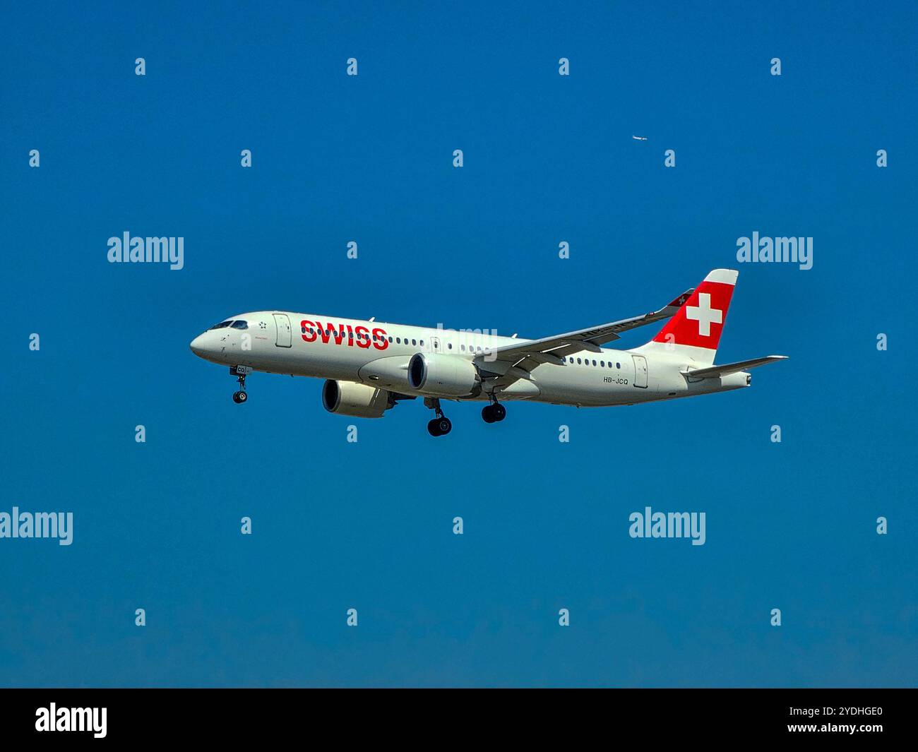 Frankfurt, Hessen, Deutschland - 13. August 2024: Schweizer Airbus A220-300 HB-JCQ vom Flughafen Frankfurt Stockfoto