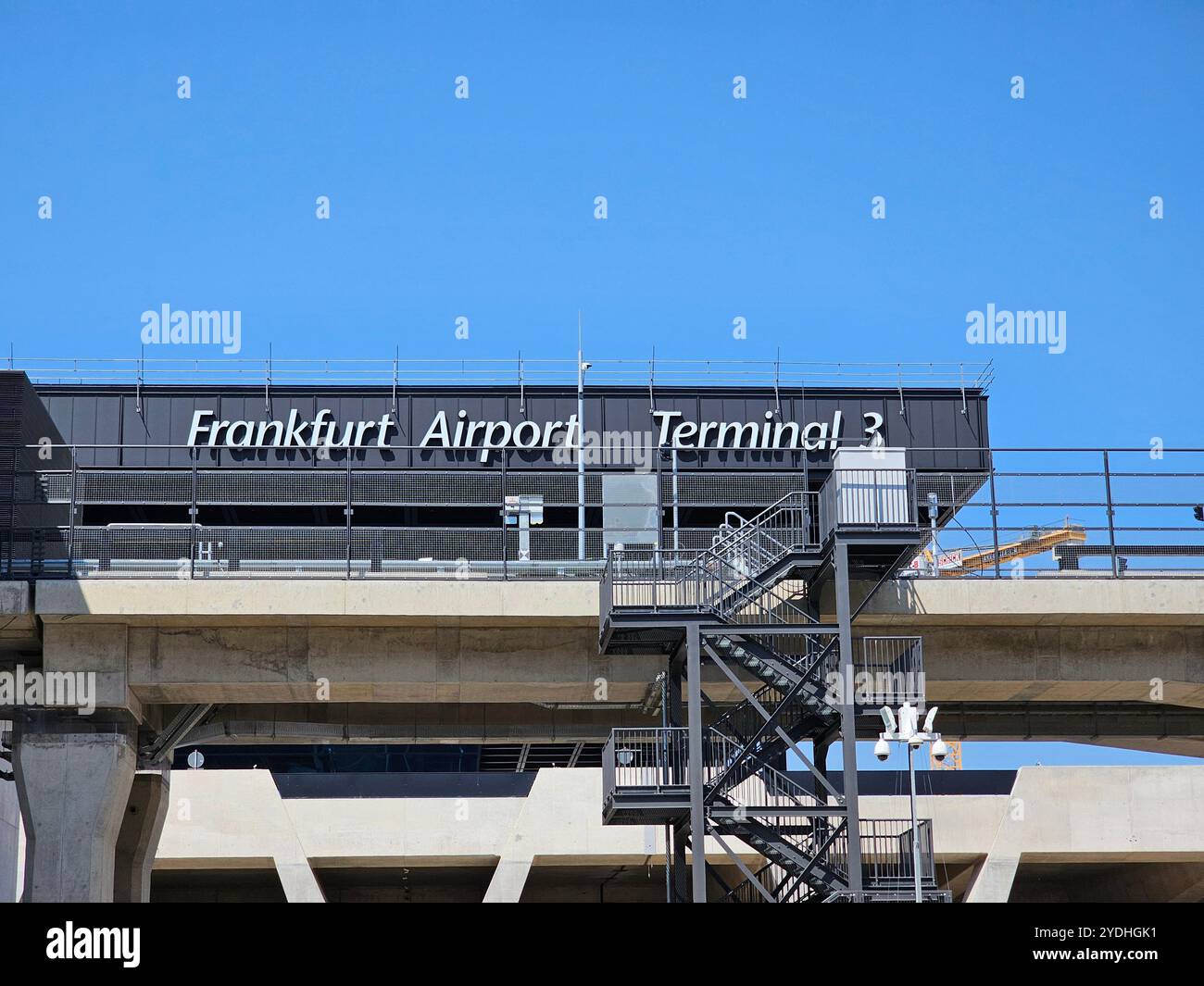 Frankfurt, Hessen, Deutschland - 13. August 2024: Terminal 3 Flughafen Fraport Frankfurt mit Bahnhof und Baustelle Stockfoto