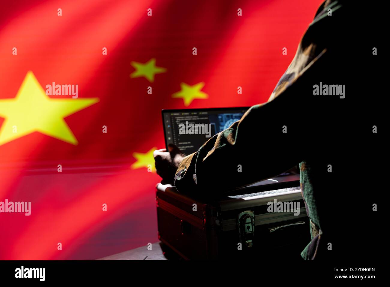 KI-Software auf Laptop, die von chinesischen Entwicklern verwendet wird, um Cyberterrorismus zu begehen. Künstliche Intelligenz-Technologie, die von Experten verwendet wird, um Länder während des globalen digitalen Krieges zu hacken, isoliert über China-Flagge Stockfoto